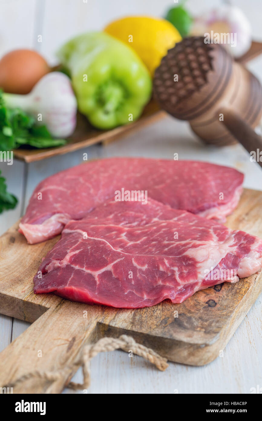 La carne de vacuno para preparar schnitzels. Foto de stock