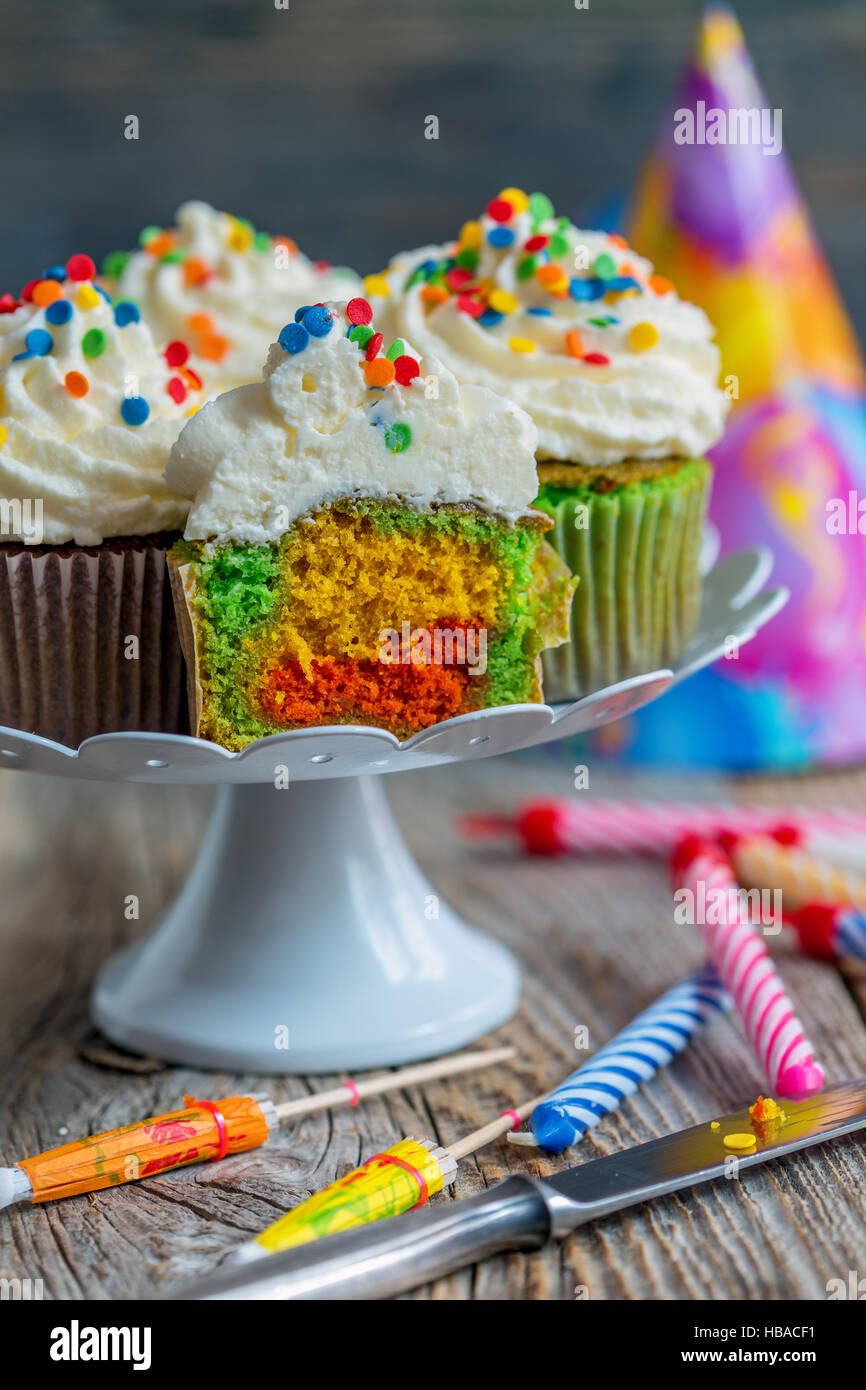 Cupcakes con coloridos sprinkles. Foto de stock