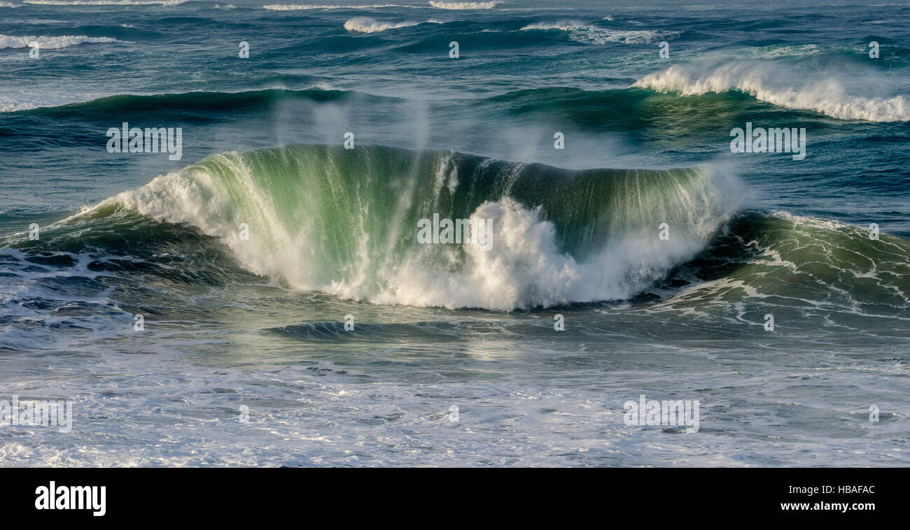 Una gran ola se contrae formando una gran espuma durante una tormenta de mar Foto de stock