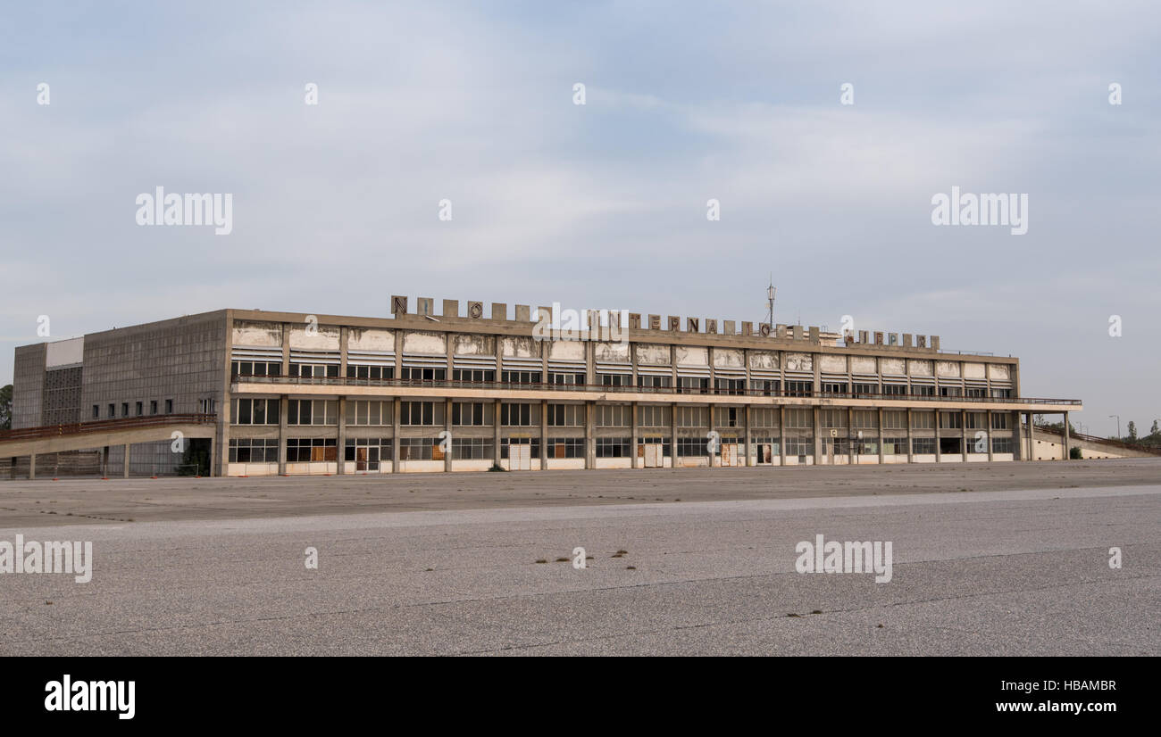 Vista exterior del edificio abandonado en el Aeropuerto Internacional de Nicosia situado en la zona de amortiguación en Chipre Foto de stock