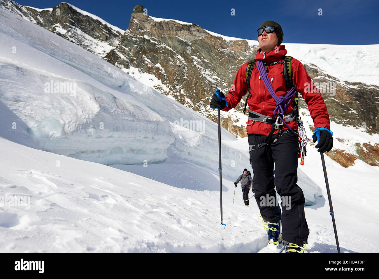 Hombre de esquí de montaña cubiertas de nieve, Saas Fee, Suiza Foto de stock