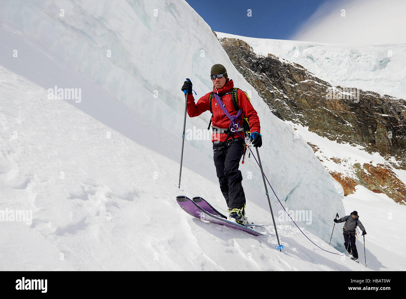 Los montañistas de esquí de montaña cubiertas de nieve, Saas Fee, Suiza Foto de stock