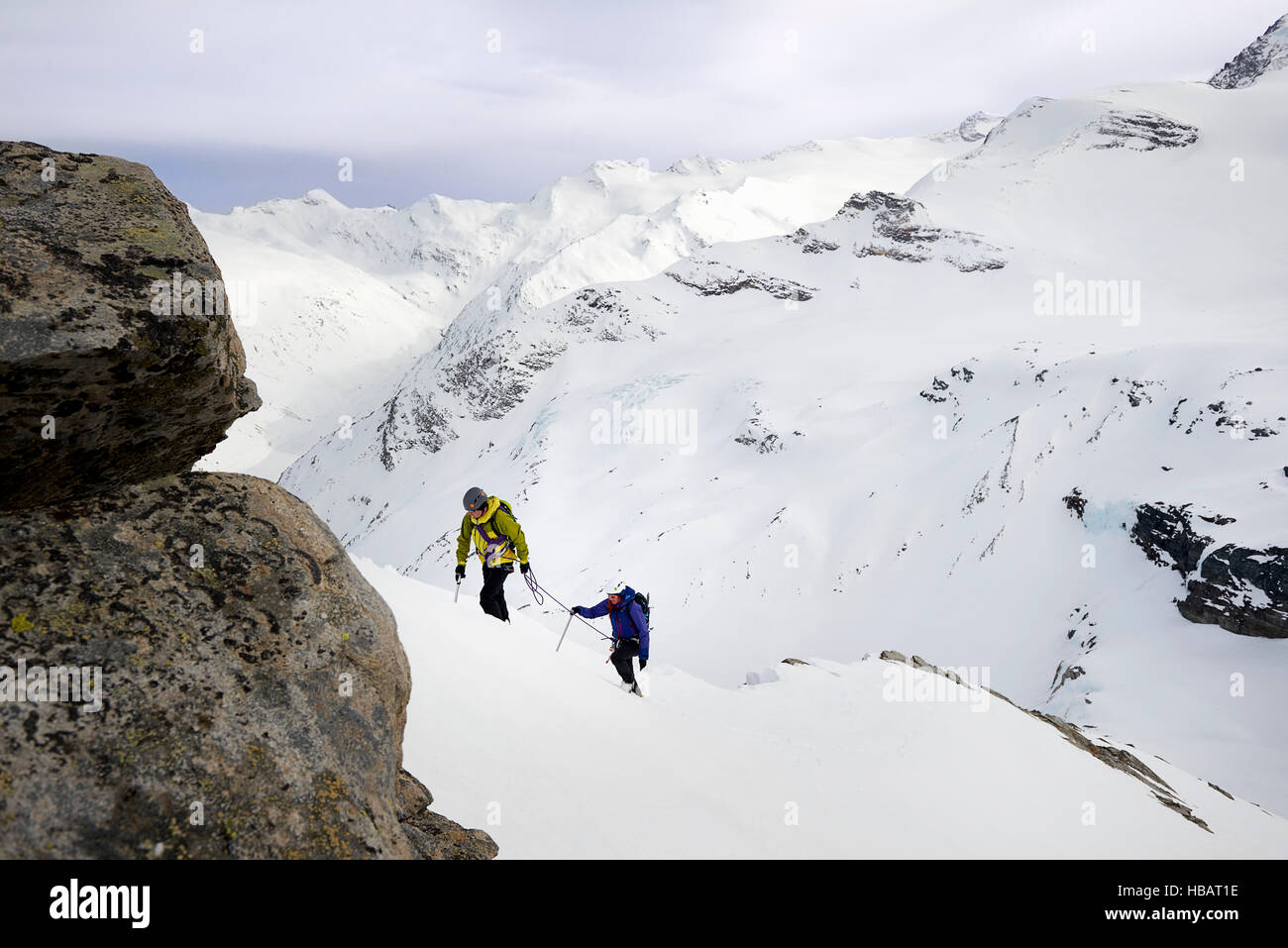 Los montañistas ascendente montañas cubiertas de nieve, Saas Fee, Suiza Foto de stock