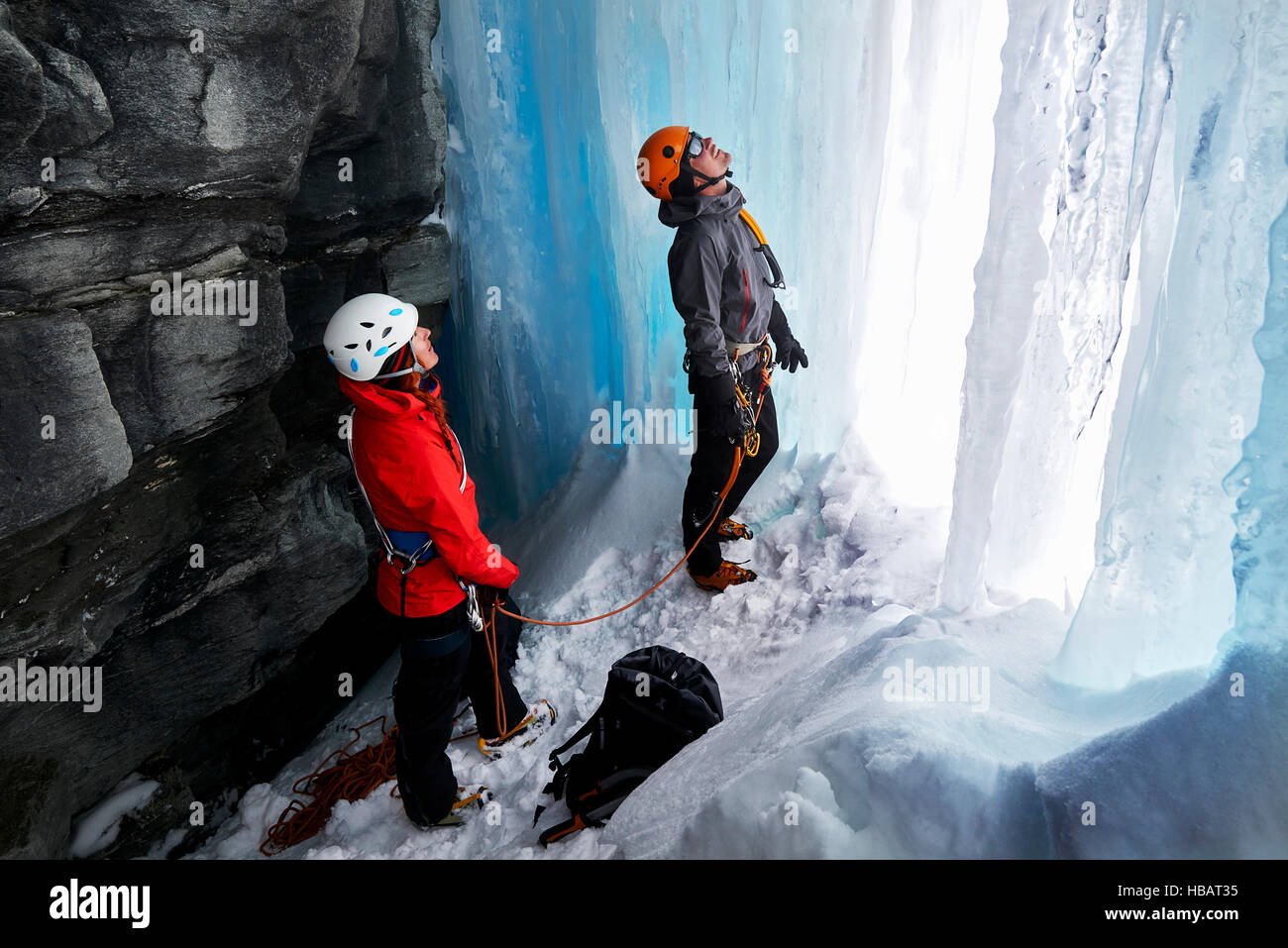 Par en la cueva de escalada en hielo, Saas Fee, Suiza Foto de stock