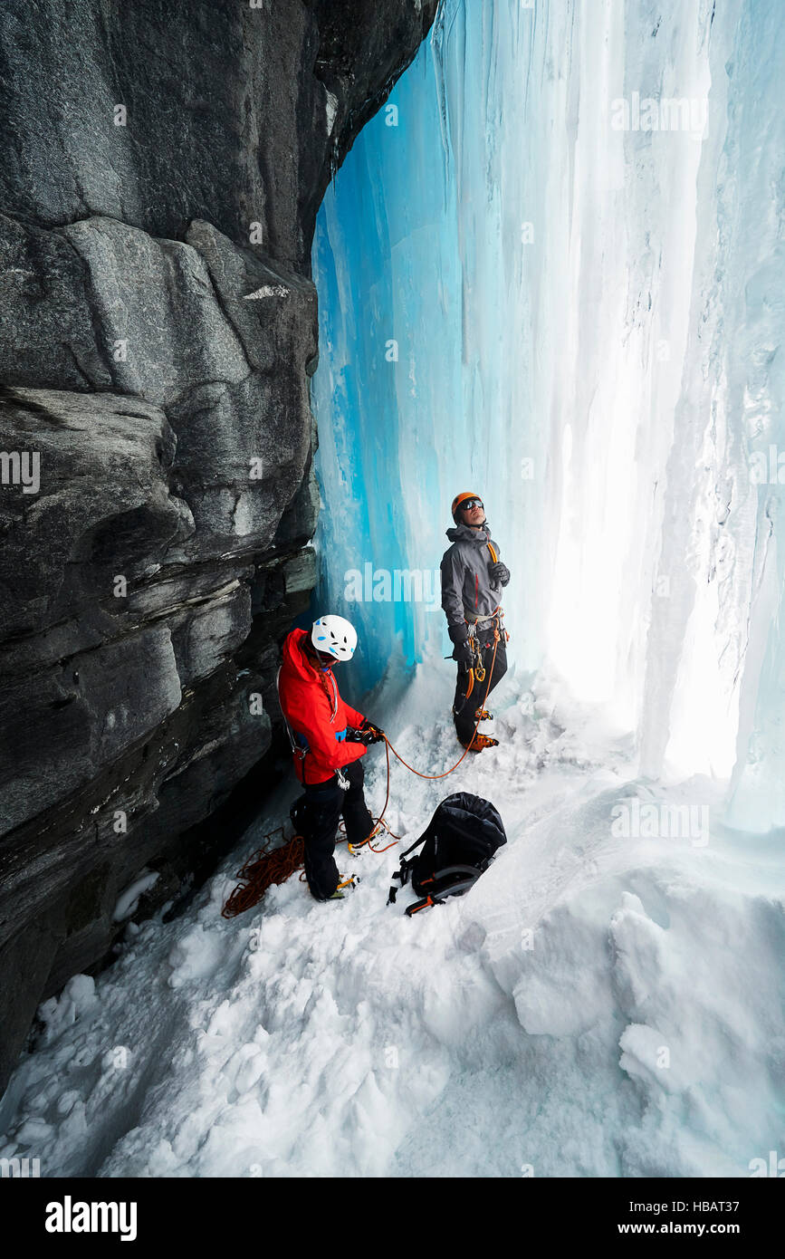 Par en la cueva de escalada en hielo, Saas Fee, Suiza Foto de stock