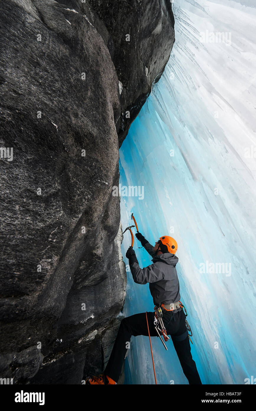 El hombre en la cueva de escalada en hielo, Saas Fee, Suiza Foto de stock