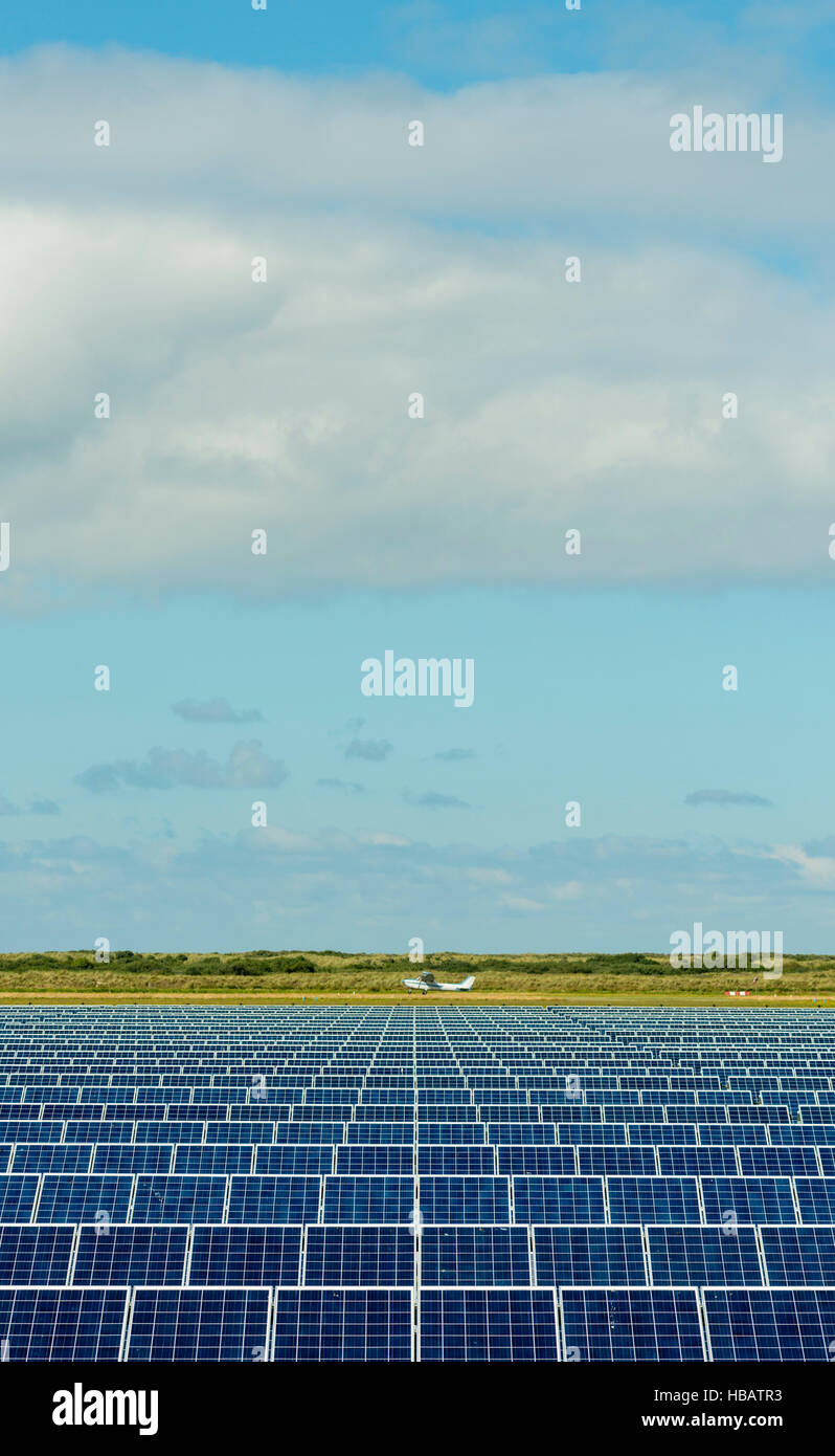Los paneles solares y el avión en el aeródromo, Ballum, Frisia, Países Bajos Foto de stock