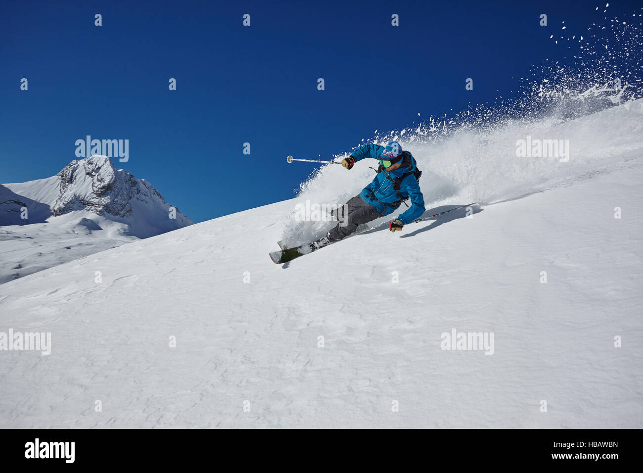 Esquiador freestyle masculino esquí montaña abajo, Zugspitze, Bayern, Alemania Foto de stock