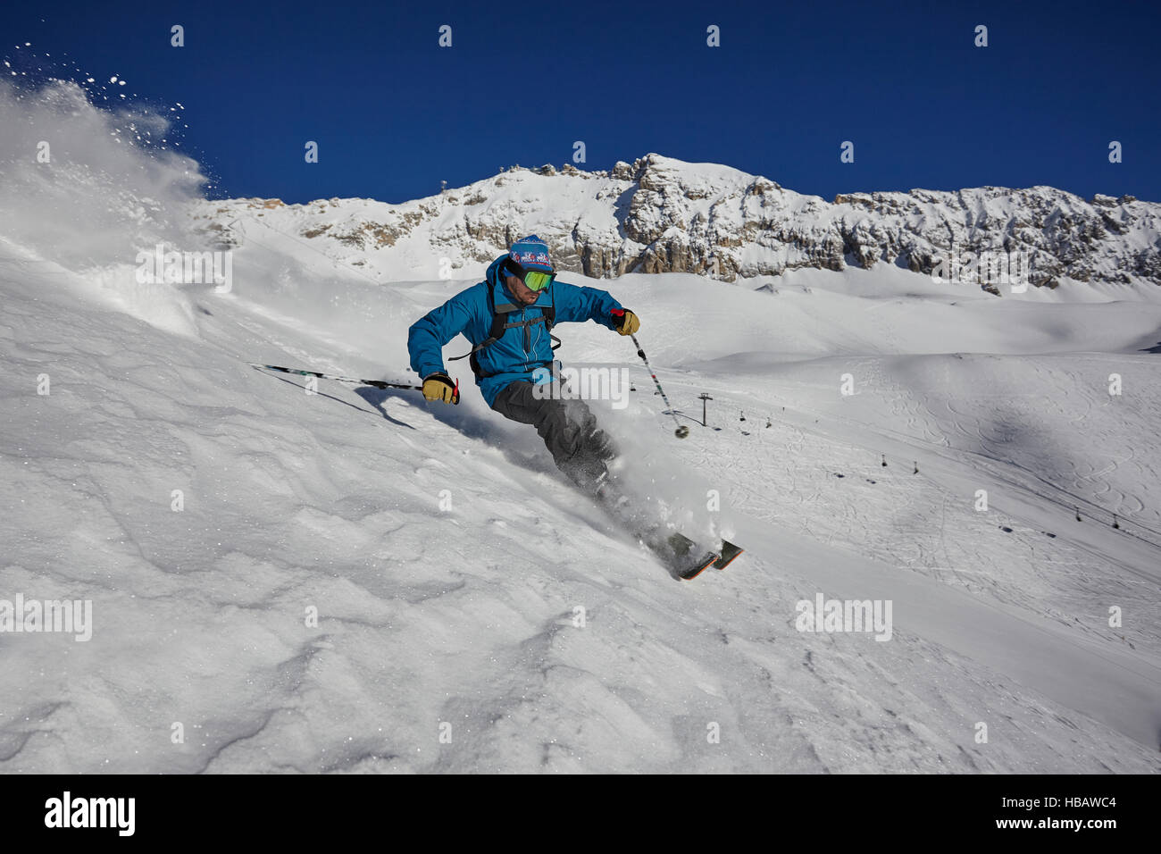 Esquiador freestyle masculino esquí escarpada montaña abajo, Zugspitze, Bayern, Alemania Foto de stock