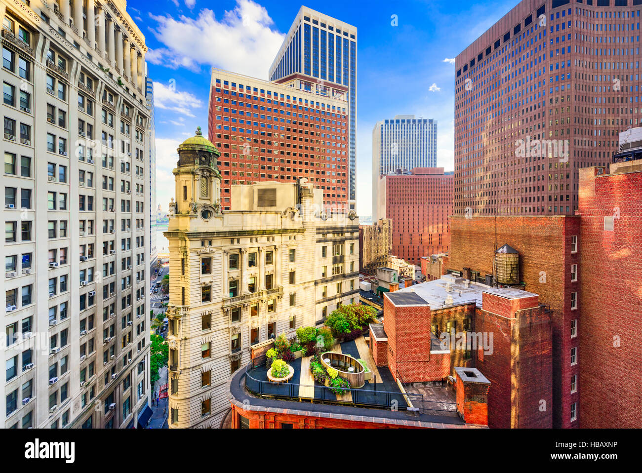 El paisaje urbano de la ciudad de Nueva York entre edificios del distrito financiero. Foto de stock