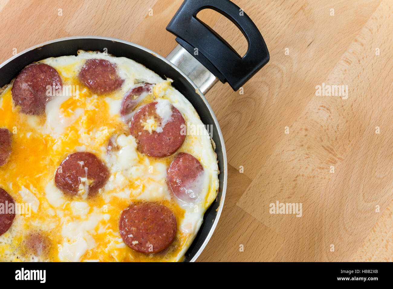 Salchichas y huevos fritos para el tradicional desayuno turco llamado Sucuklu Yumurta como '' '' Foto de stock