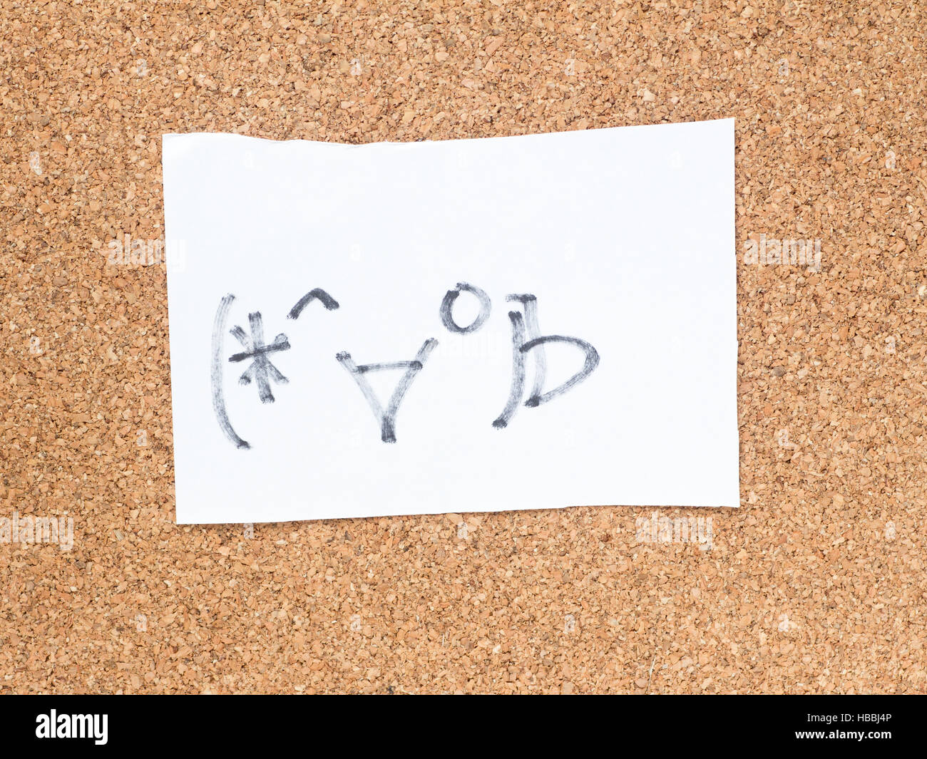 La serie de emoticonos Kaomoji japonés llamado en el tablero de corcho