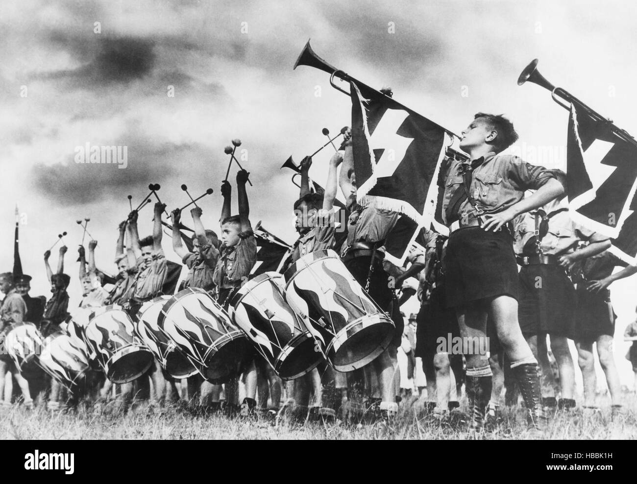 La Alemania nazi. Hitler Youth reproducir el sonido de los tambores y las trompetas en Brandeburgo, en el campamento de Alemania, donde 1.500 niños y niñas Foto de stock