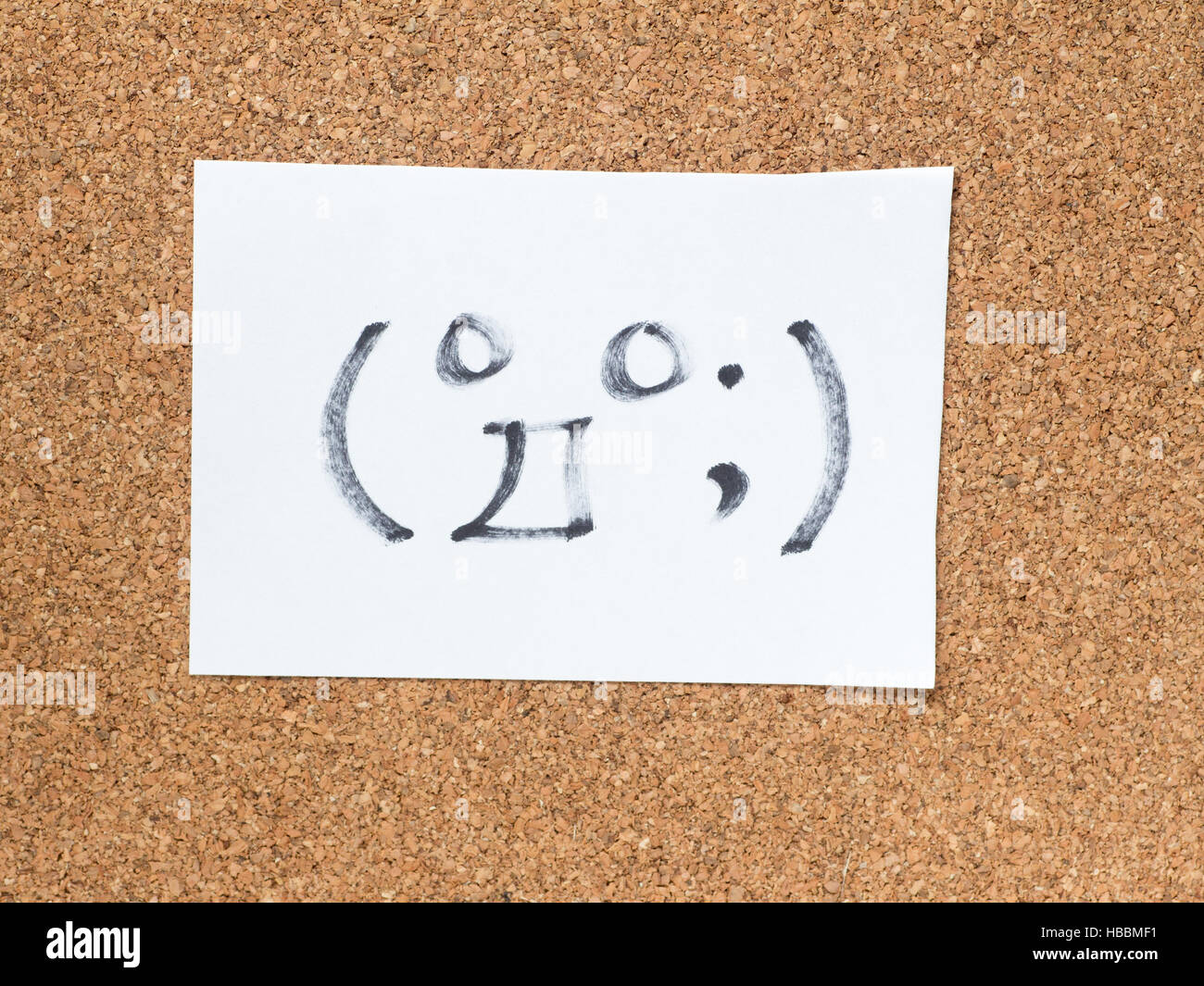 La serie de emoticonos Kaomoji japonés llamado en el tablero de corcho