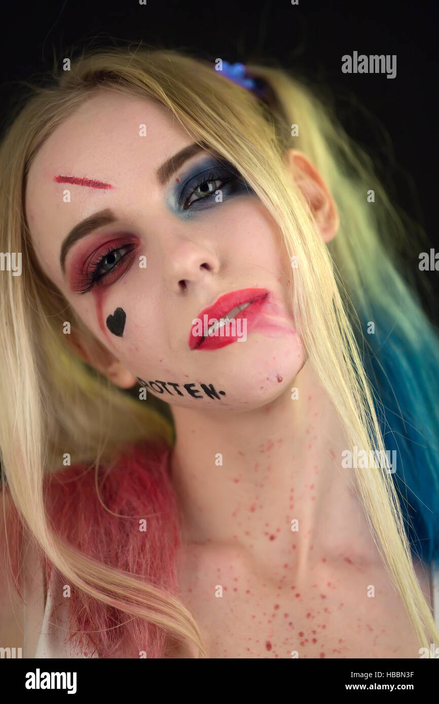 Chica Cosplayer en Harley Quinn Halloween Costume Fotografía de stock -  Alamy