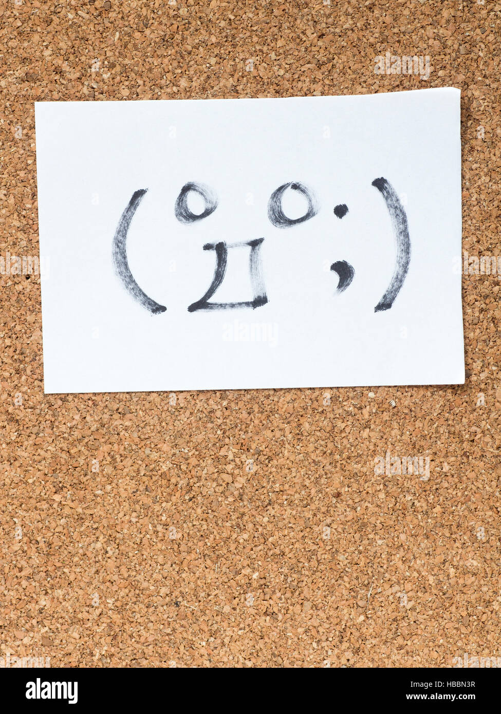 La serie de emoticonos Kaomoji japonés llamado en el tablero de corcho