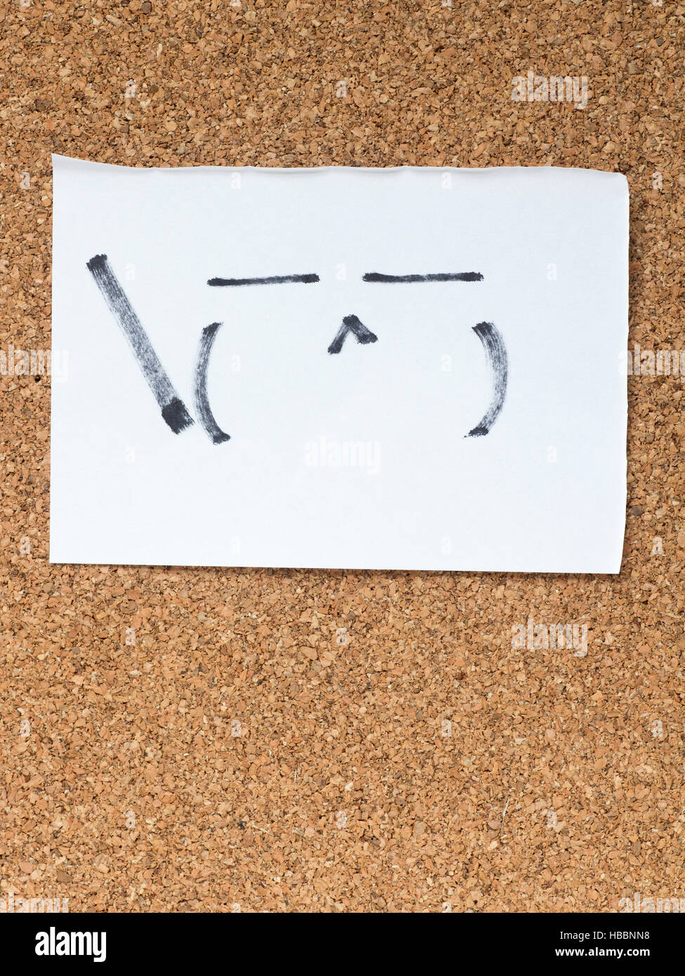 La serie de emoticonos Kaomoji japonés llamado en el tablero de corcho