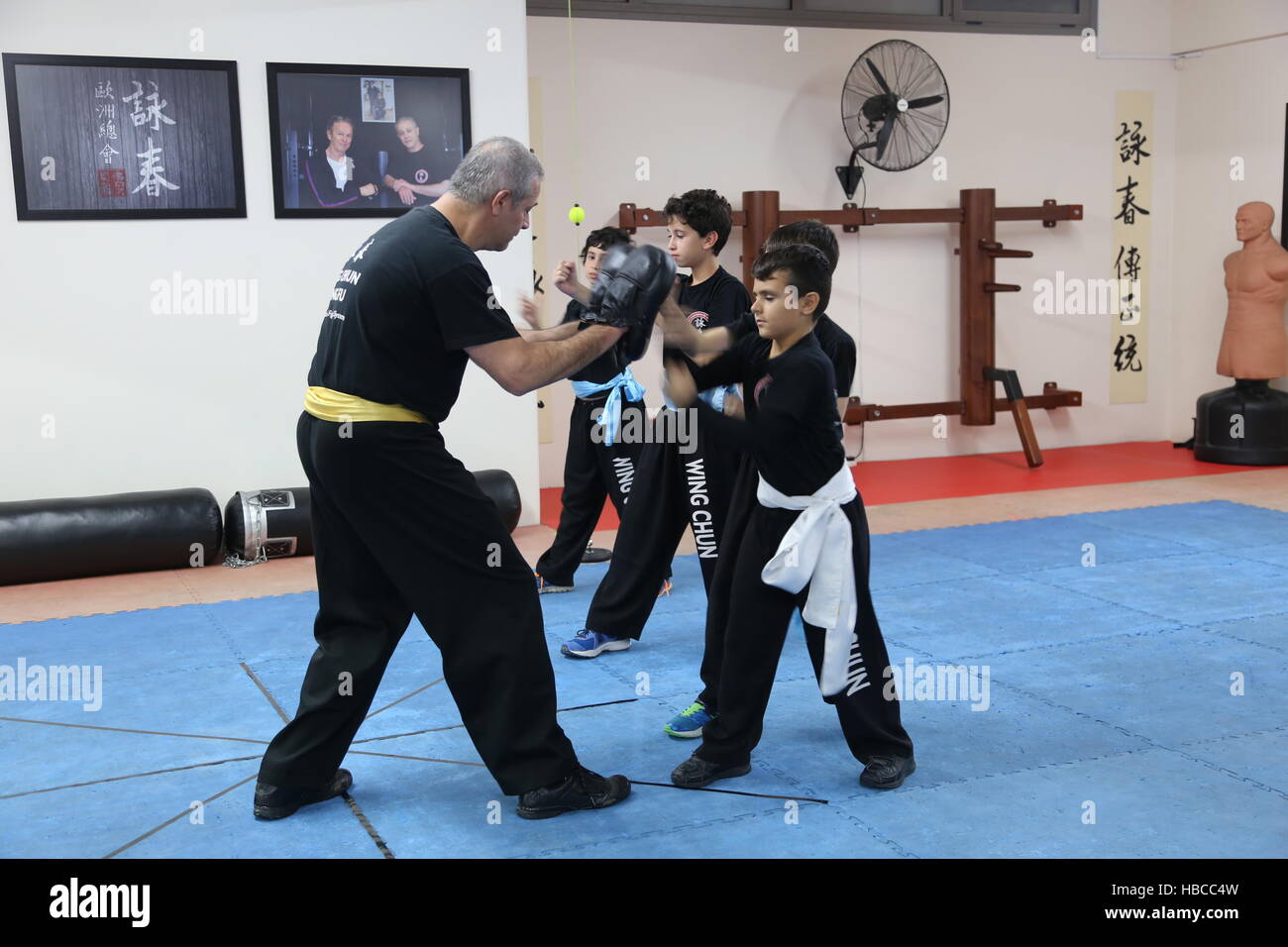 Nicosia. 5 dic, 2016. Sifu Yiannos Christoforou enseña Wing Chun Kung Fu en  su acadamy en Nicosia, Chipre, el 5 de diciembre de 2016. Christoforou  empezó a aprender Wing Chun Kung Fu