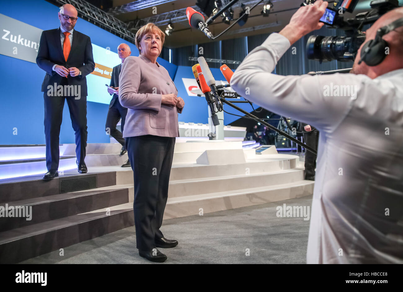 Essen, Alemania. 5 dic, 2016. La Canciller Angela Merkel (CDU), habla durante una visita a el Gruga hall antes de la Conferencia del Partido Federal de la CDU en Essen, Alemania, 5 de diciembre de 2016. La conferencia del partido durará hasta el 7 de diciembre de 2016. Foto: Michael Kappeler/dpa/Alamy Live News Foto de stock