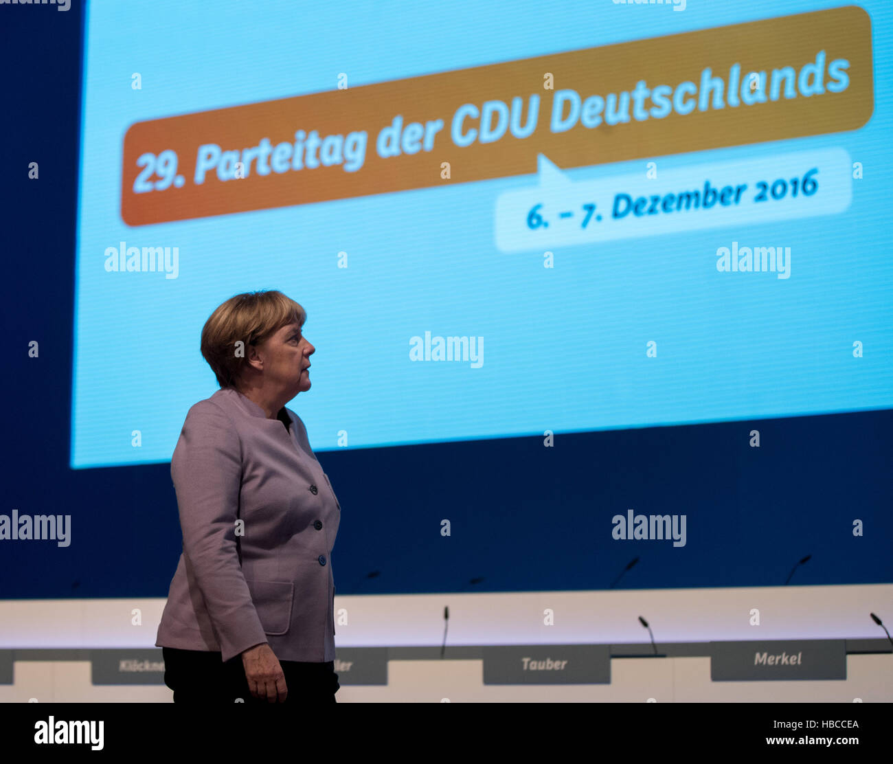 Essen, Alemania. 5 dic, 2016. La Canciller Angela Merkel (CDU) visitas el Gruga hall antes de la Conferencia del Partido Federal de la CDU en Essen, Alemania, 5 de diciembre de 2016. La conferencia del partido durará hasta el 7 de diciembre de 2016. Foto: Kay Nietfeld/dpa/Alamy Live News Foto de stock