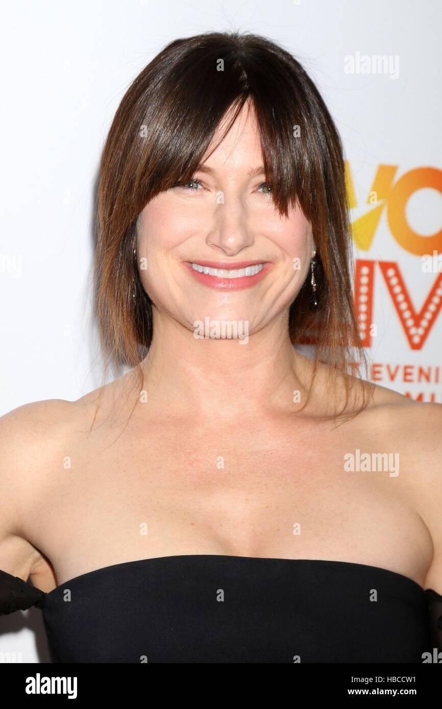 Beverly Hills, CA. 4 dic, 2016. Kathryn Hahn en la TrevorLIVE Los Angeles 2016 en el Beverly Hilton Hotel en diciembre 4, 2016 en Beverly Hills, CA en la terminal de llegadas para el Trevor Project presenta TrevorLIVE LA 2016 de recaudación de fondos, el Beverly Hilton Hotel, de Beverly Hills, CA 4 de diciembre de 2016. © Priscilla Grant/Everett Collection/Alamy Live News Foto de stock