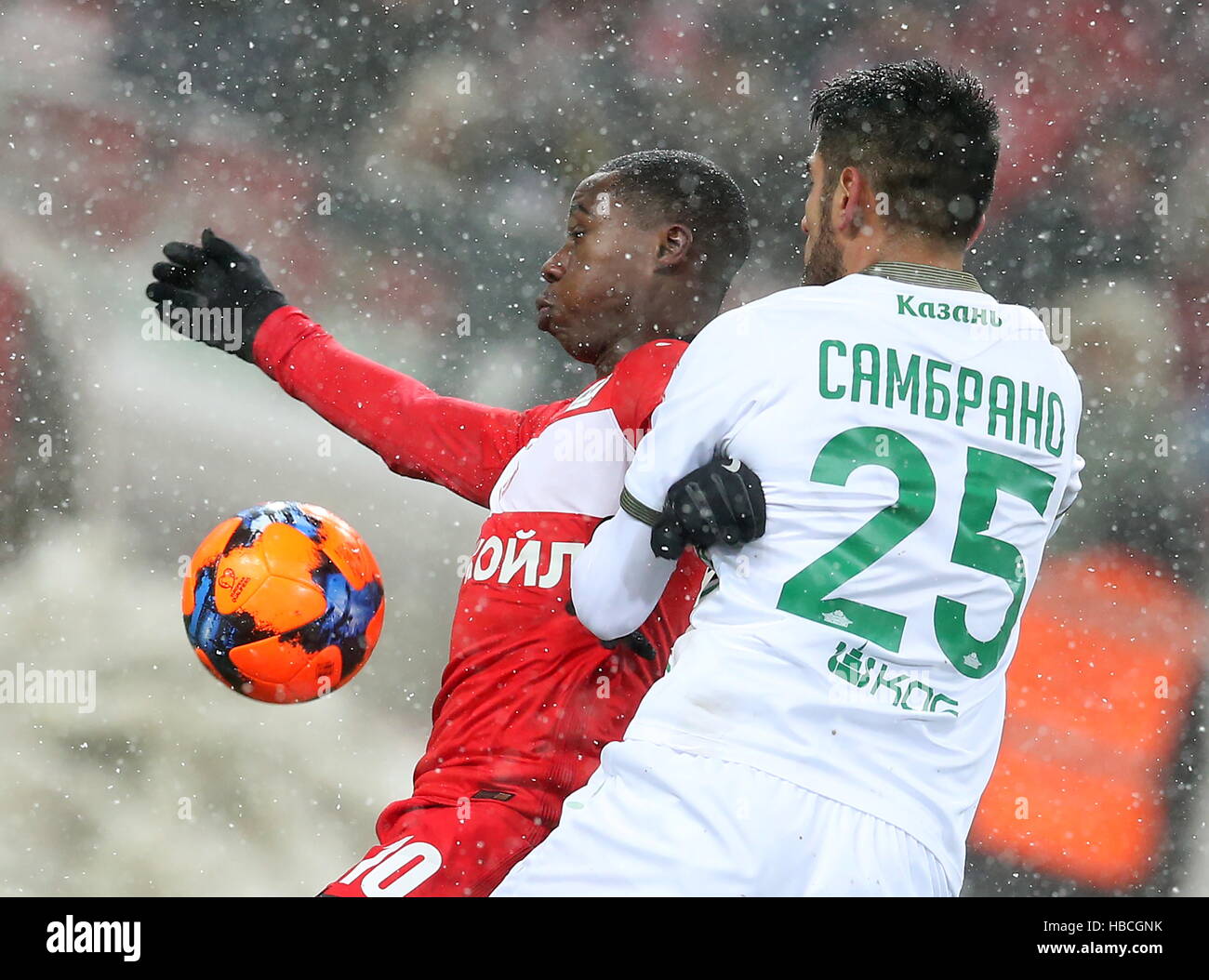 Moscú, Rusia. 5 dic, 2016. Spartak de Moscú Quicy Simapro (L) y Rubin Kazan  Carlos Zambrano, lucha por el balón en la Russian Premier League 2016/17  Ronda 17 partido de fútbol en