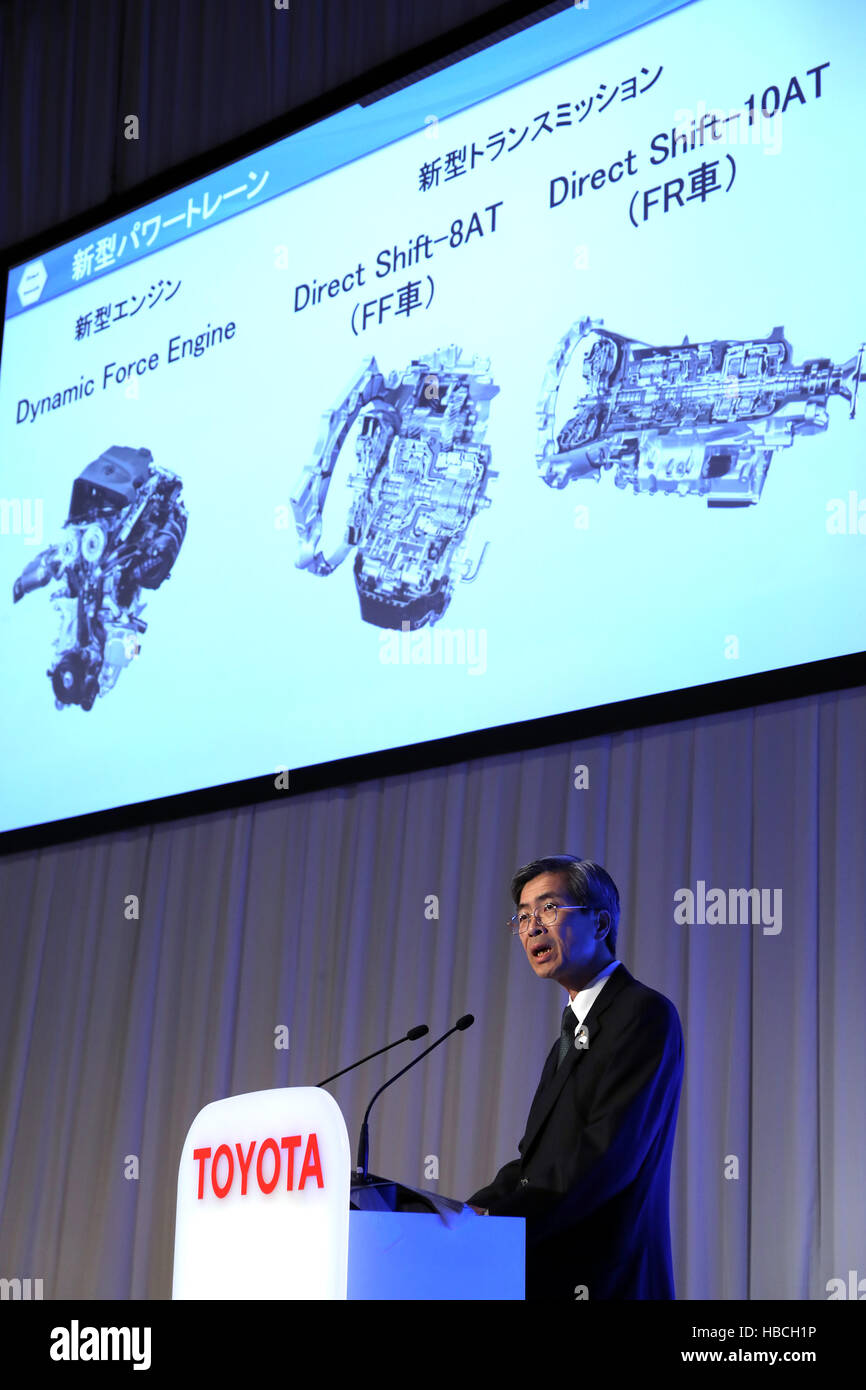 Tokio Japon 6 De Diciembre 16 Japon Toyota Motor Gigante Del Automovil Oficial Toshiyuki Mizushima Gerente Senior De La Compania Introduce Nuevas Unidades Del Tren Motriz Motor Y Transmision En Tokio El