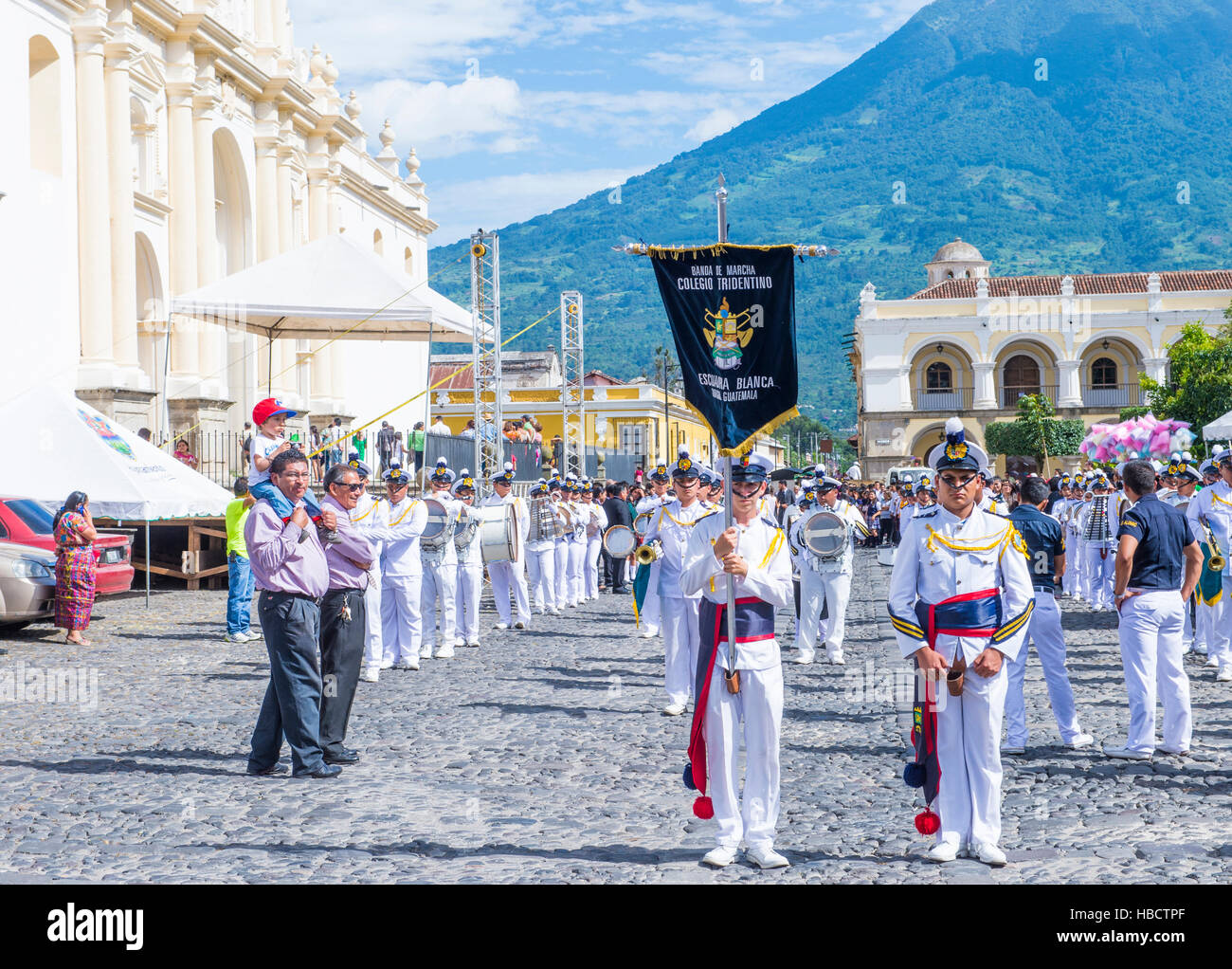 La patrona de Antigua procesión en Antigua Guatemala. Cada año la vuelta de Antigua en honor a su Santo Patrono Santiago. Foto de stock