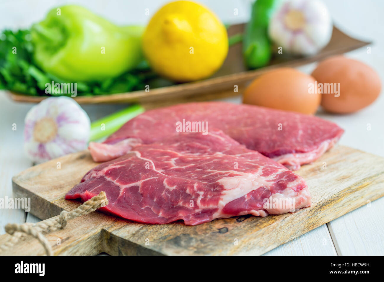 Para preparar la carne de mármol schnitzels. Foto de stock