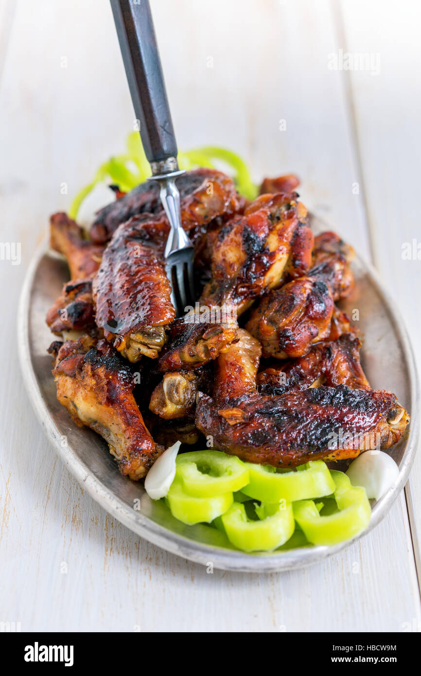 Alas de pollo con miel y salsa de soja. Foto de stock