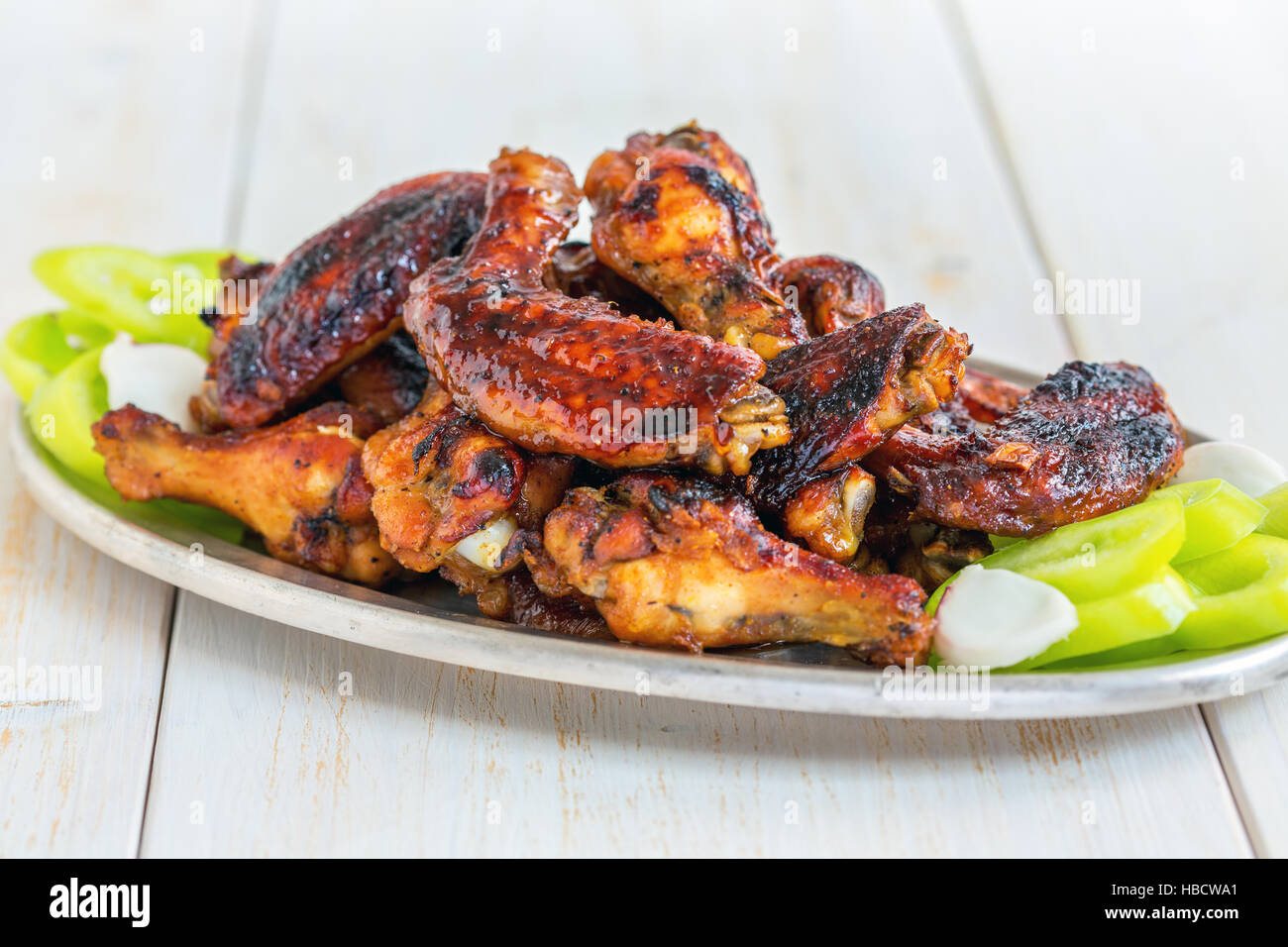 Deliciosas alitas de pollo en un glaseado de miel. Foto de stock