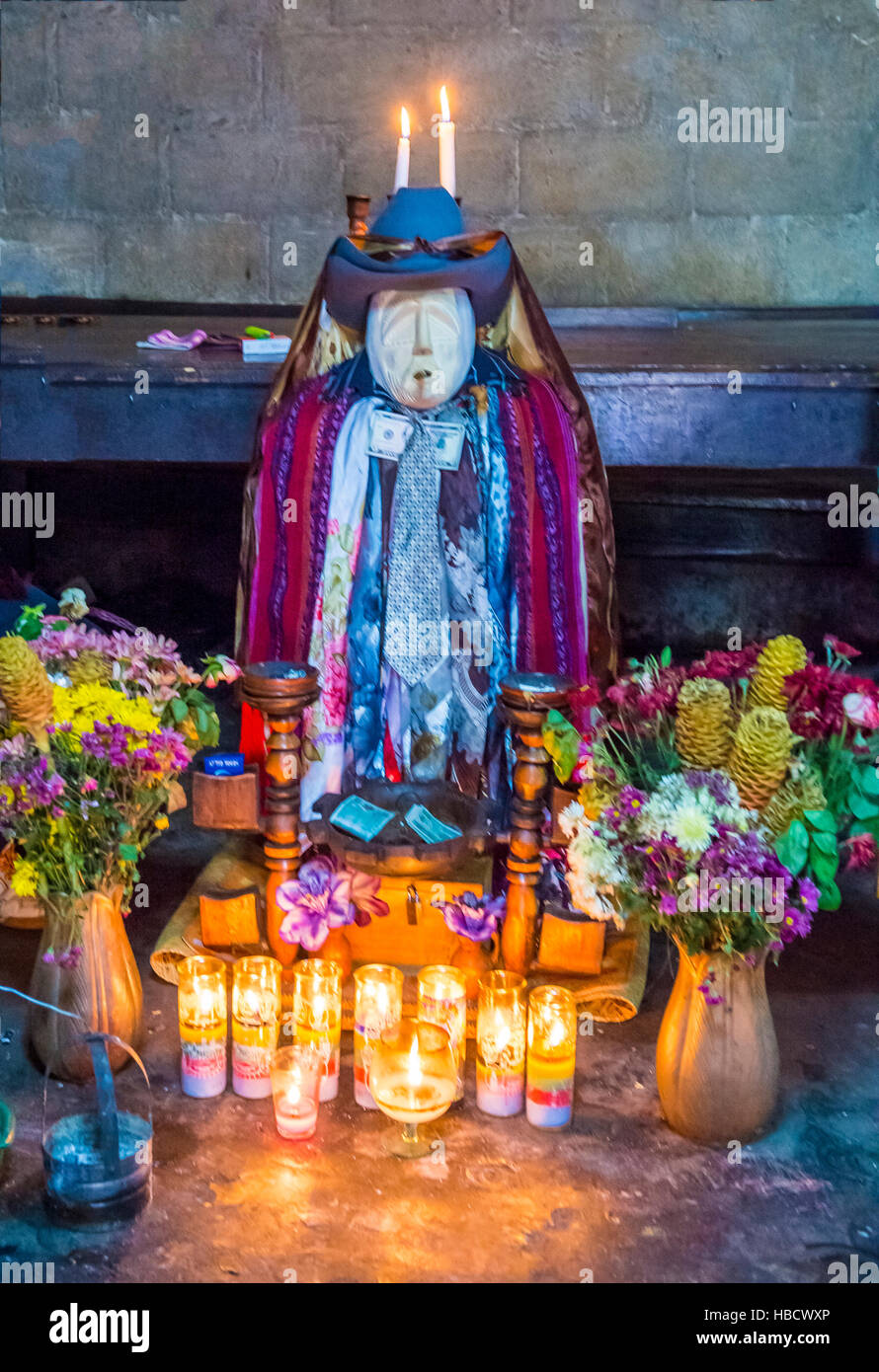 Santuario de El Maximon en Santiago de Atitlán, Guatemala. Maximon saint/diablo es uno de los mejores vestigios de la civilización maya de la fe Foto de stock