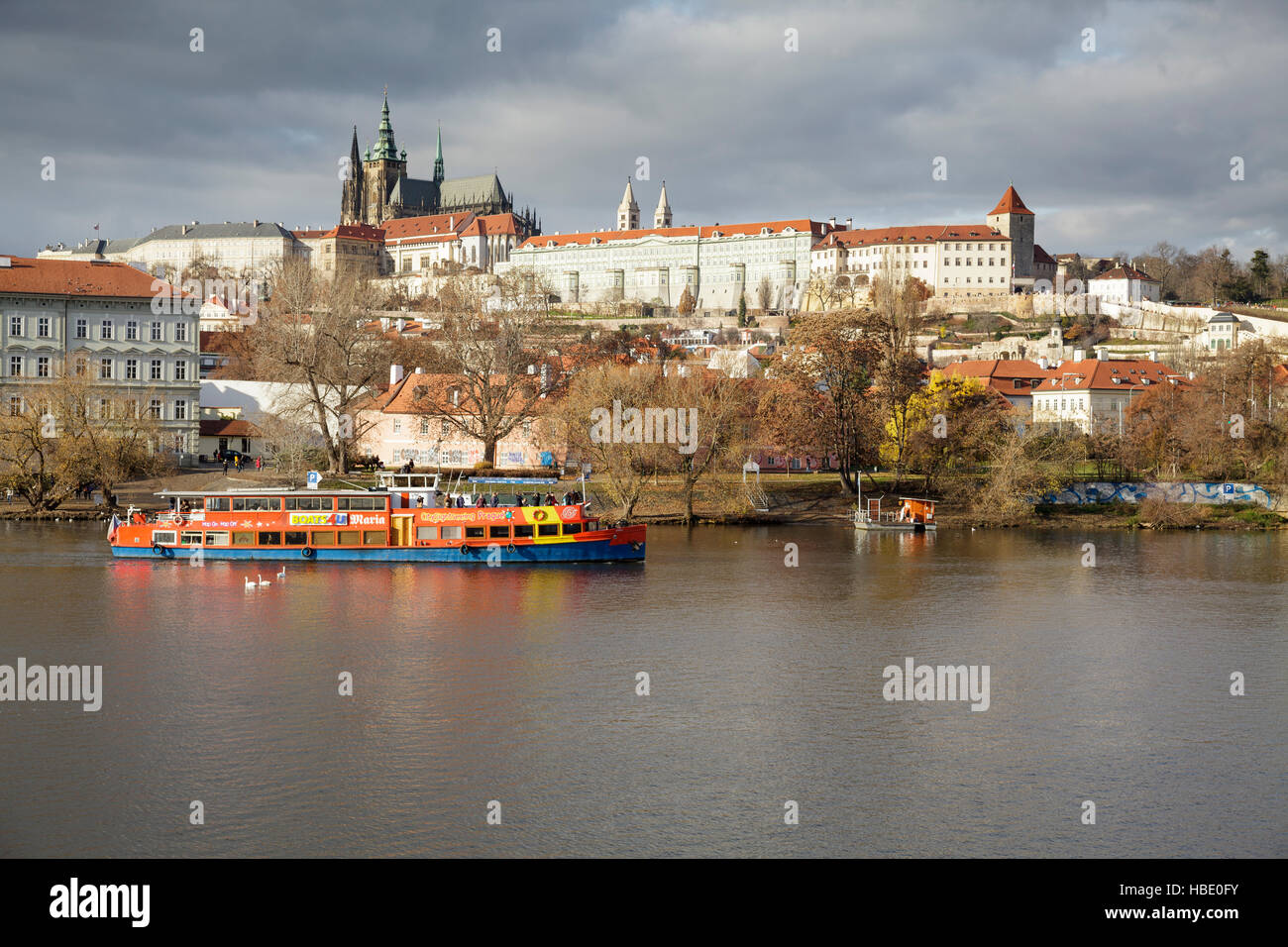 Castillo de Praga sobre el río Vlatva vistos por la mayoría de puente Manesuv, Praga, República Checa Foto de stock