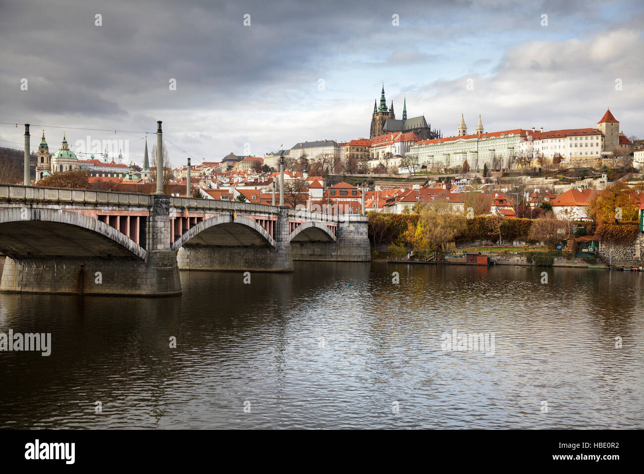 Castillo de Praga sobre el río Vlatva vistos por la mayoría de puente Manesuv, Praga, República Checa Foto de stock