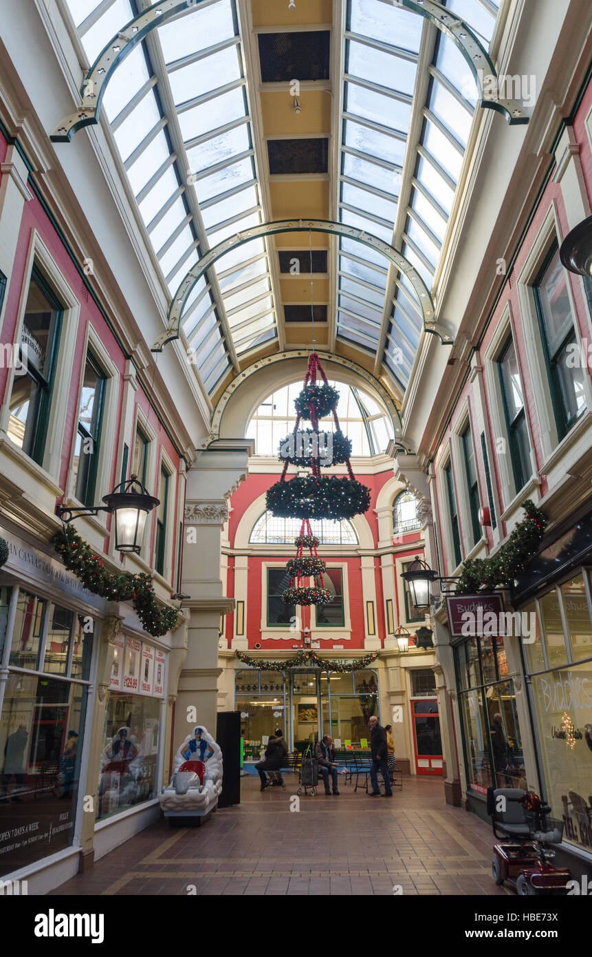 Interior de la arcada Victoriana galería comercial en el centro de la ciudad de Walsall Foto de stock