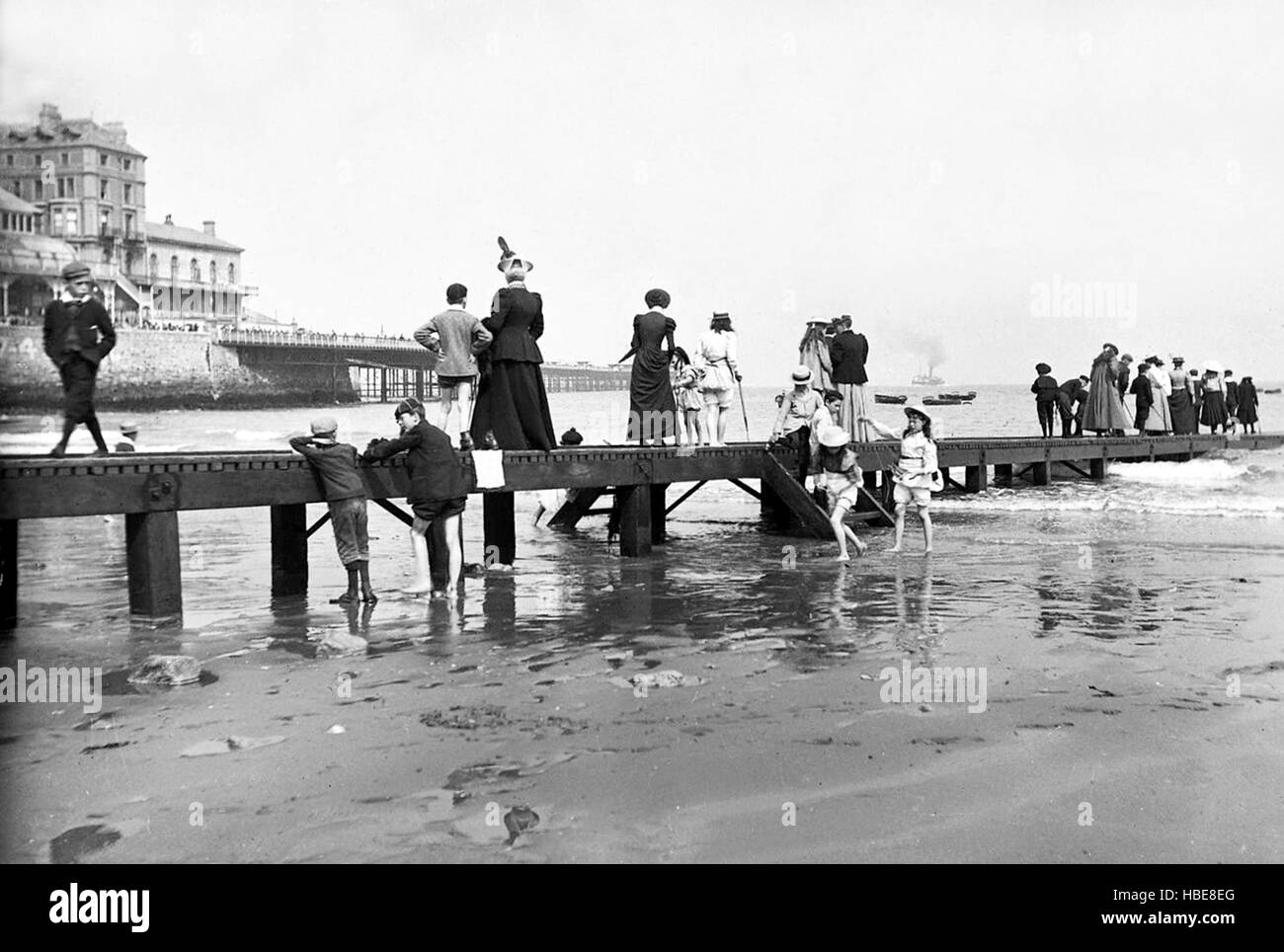 La playa y el muelle de Llandudno 1895 Foto de stock