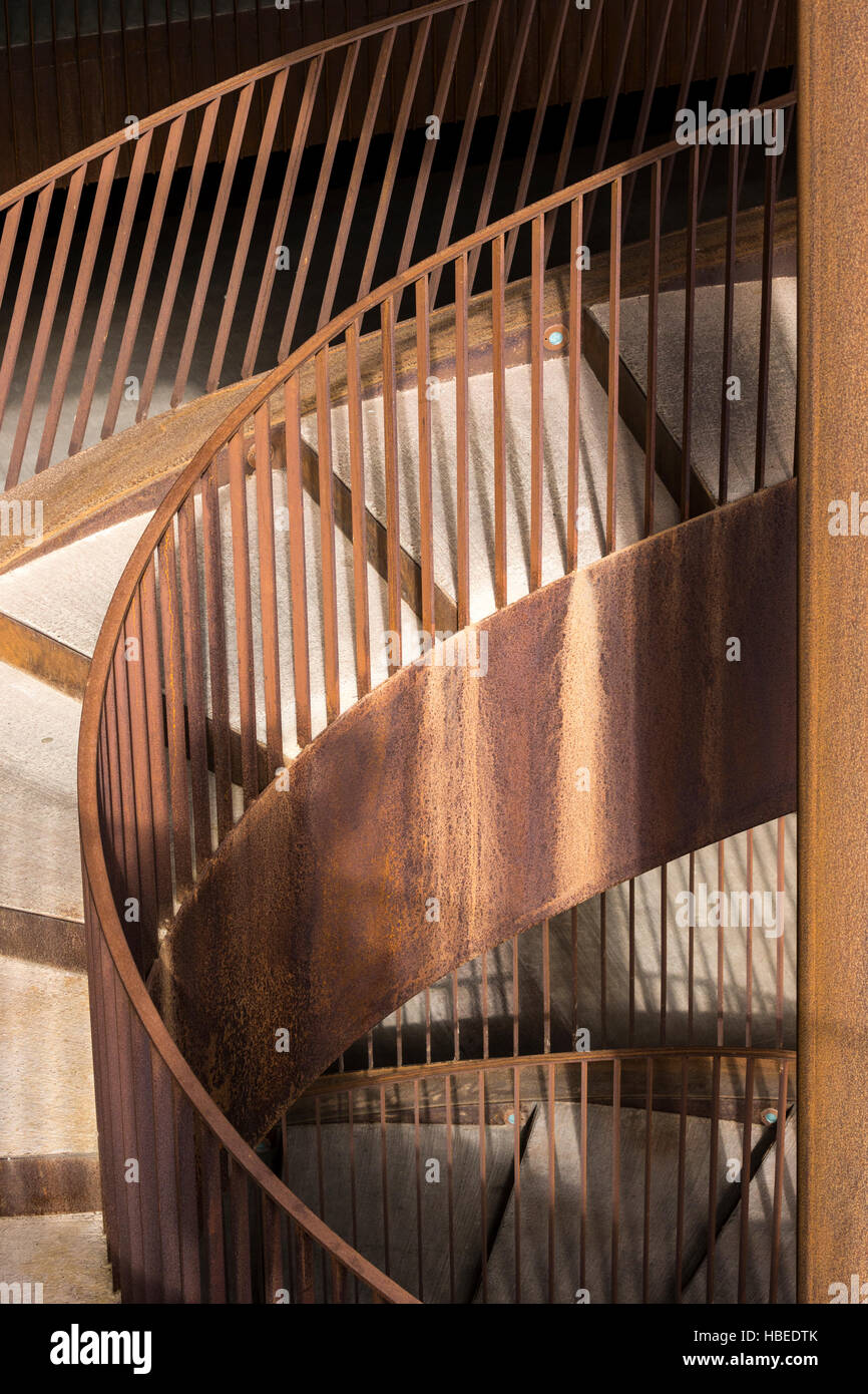 Escalera de caracol en la bodega Antinori Chianti Foto de stock
