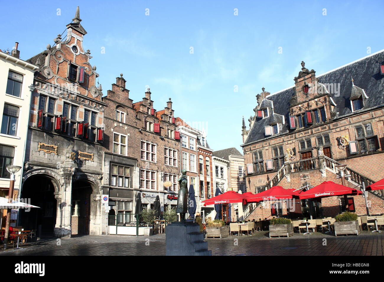 A principios del siglo 17 la casa de pesaje (Boter Waag) en estilo renacentista en la plaza Grote Markt, en el centro de Nijmegen, Países Bajos. Foto de stock