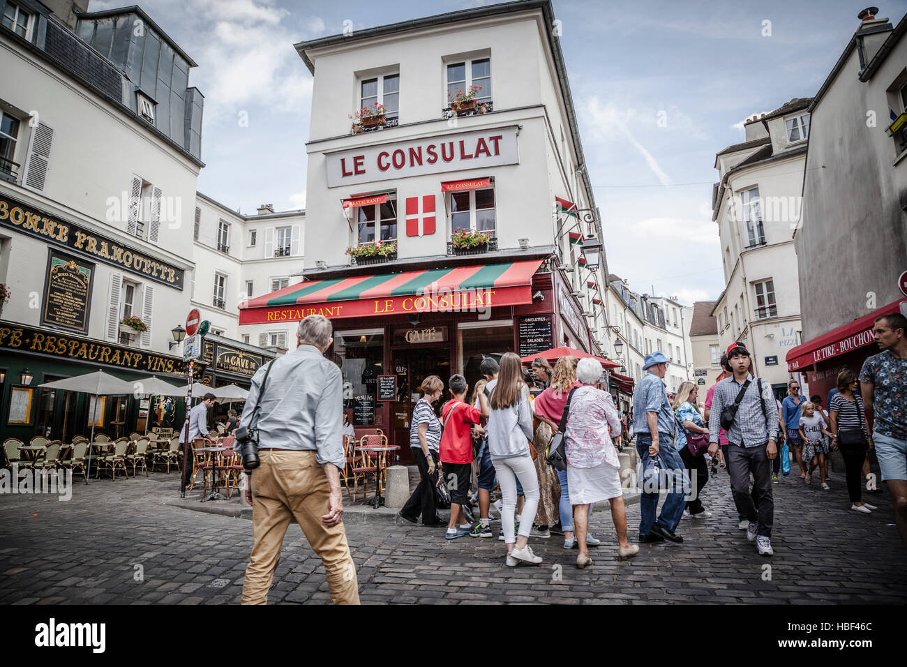 Vista del típico café de París Montmartre, Le Consulat. Foto de stock