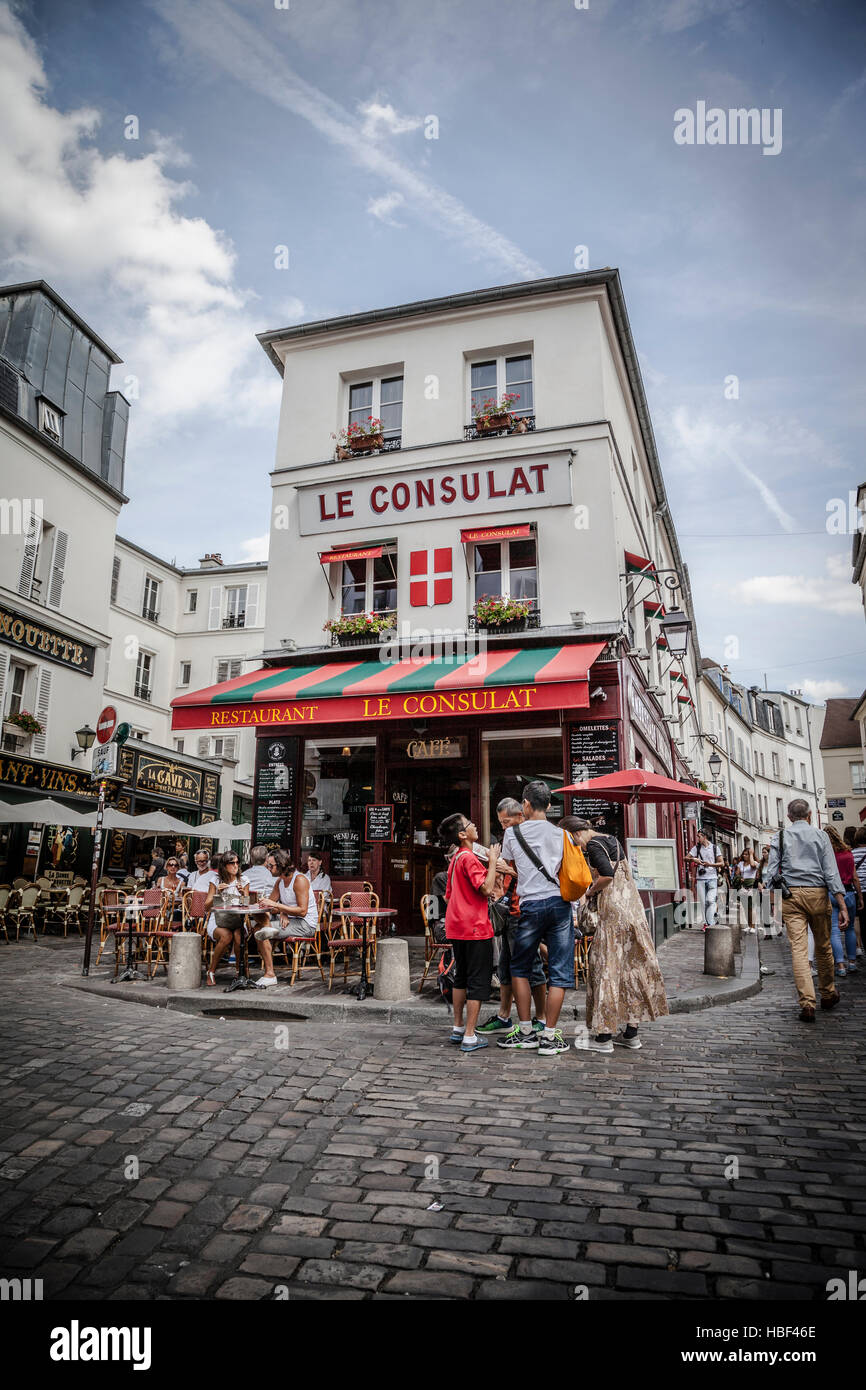Vista del típico café de París Montmartre, Le Consulat. Foto de stock
