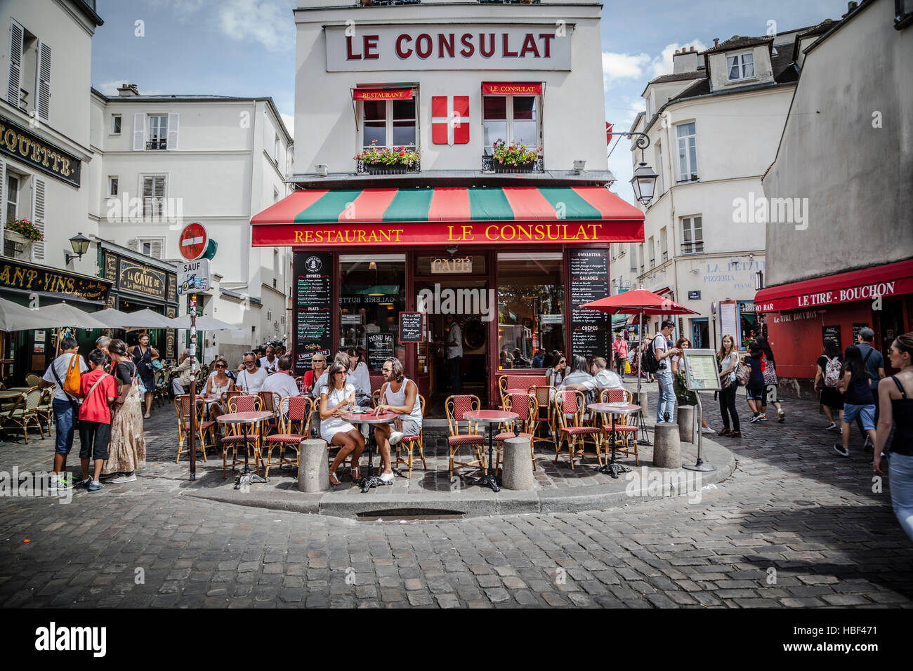 Vista del típico café de París Montmartre, Le Consulat. Foto de stock