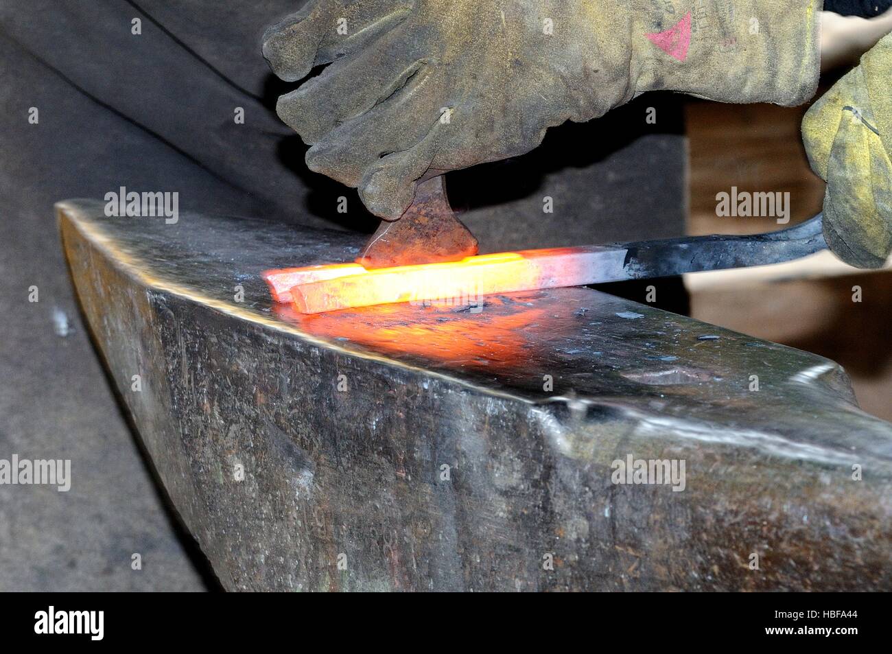 Herrero la división de hierro caliente Fotografía de stock - Alamy
