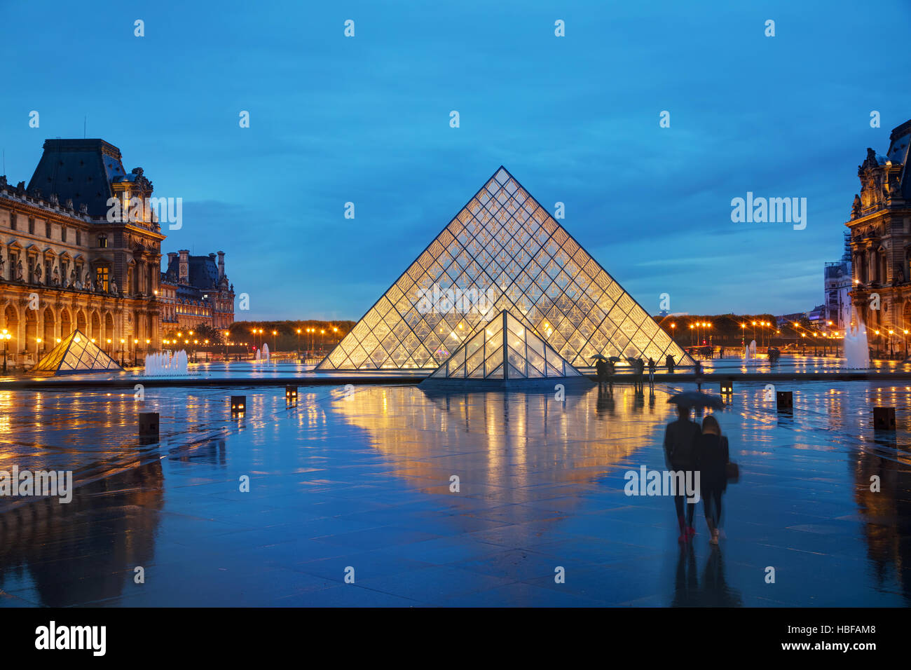 París - 4 de noviembre: La Pirámide del Louvre el 4 de noviembre de 2016 en París, Francia. Sirve como la entrada principal al Museo del Louvre. Completado en 1989 Foto de stock