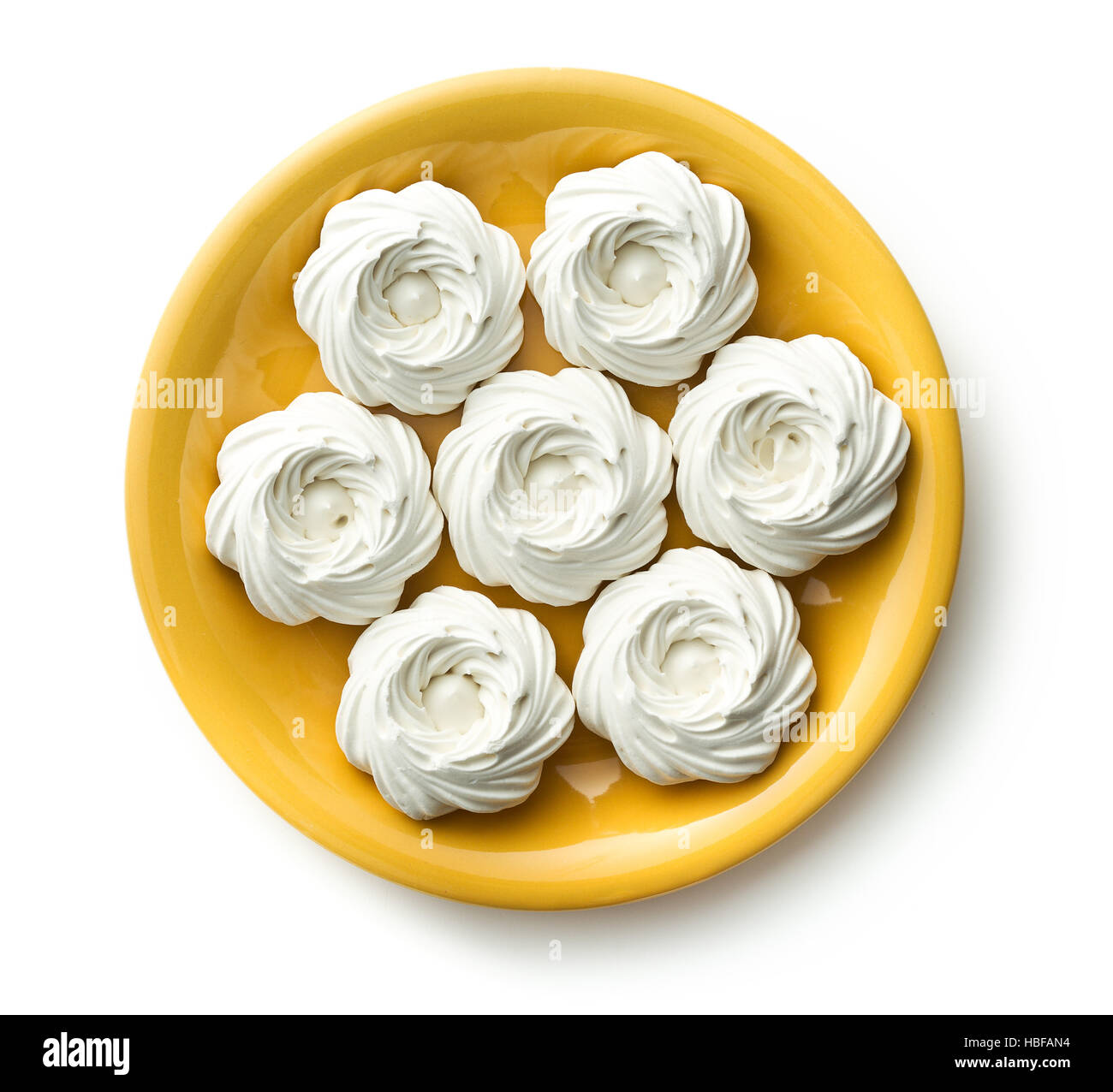 Blanco dulce de merengue en la placa aislado sobre fondo blanco