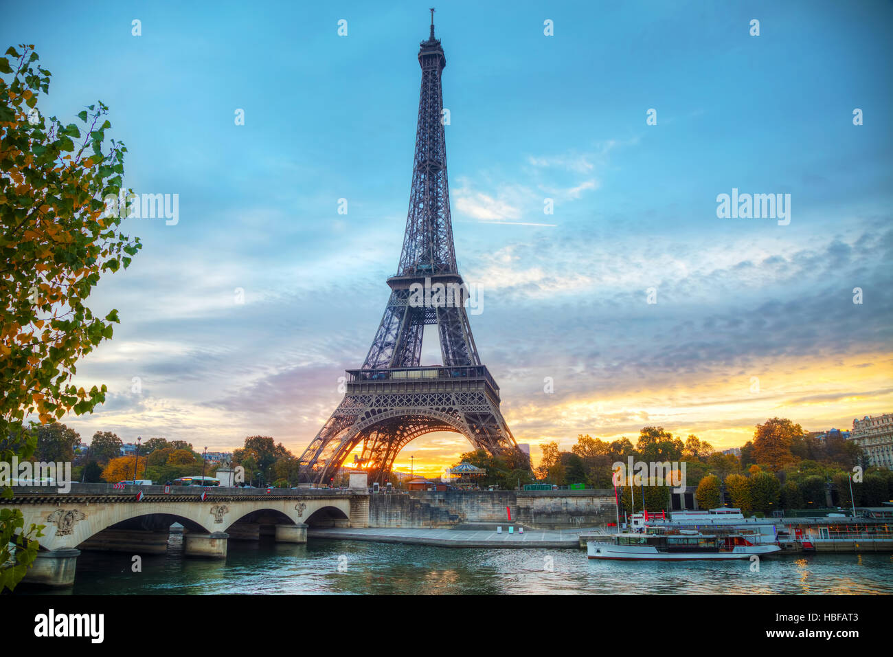 Paisaje urbano con la torre Eiffel en París, Francia, al amanecer. Foto de stock