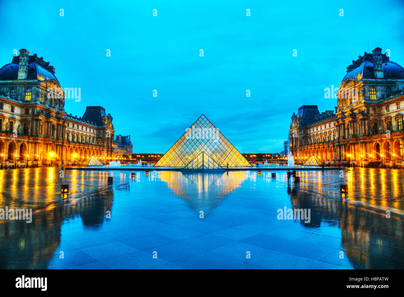 París - 4 de noviembre: La Pirámide del Louvre el 4 de noviembre de 2016 en París, Francia. Sirve como la entrada principal al Museo del Louvre. Completado en 1989 Foto de stock