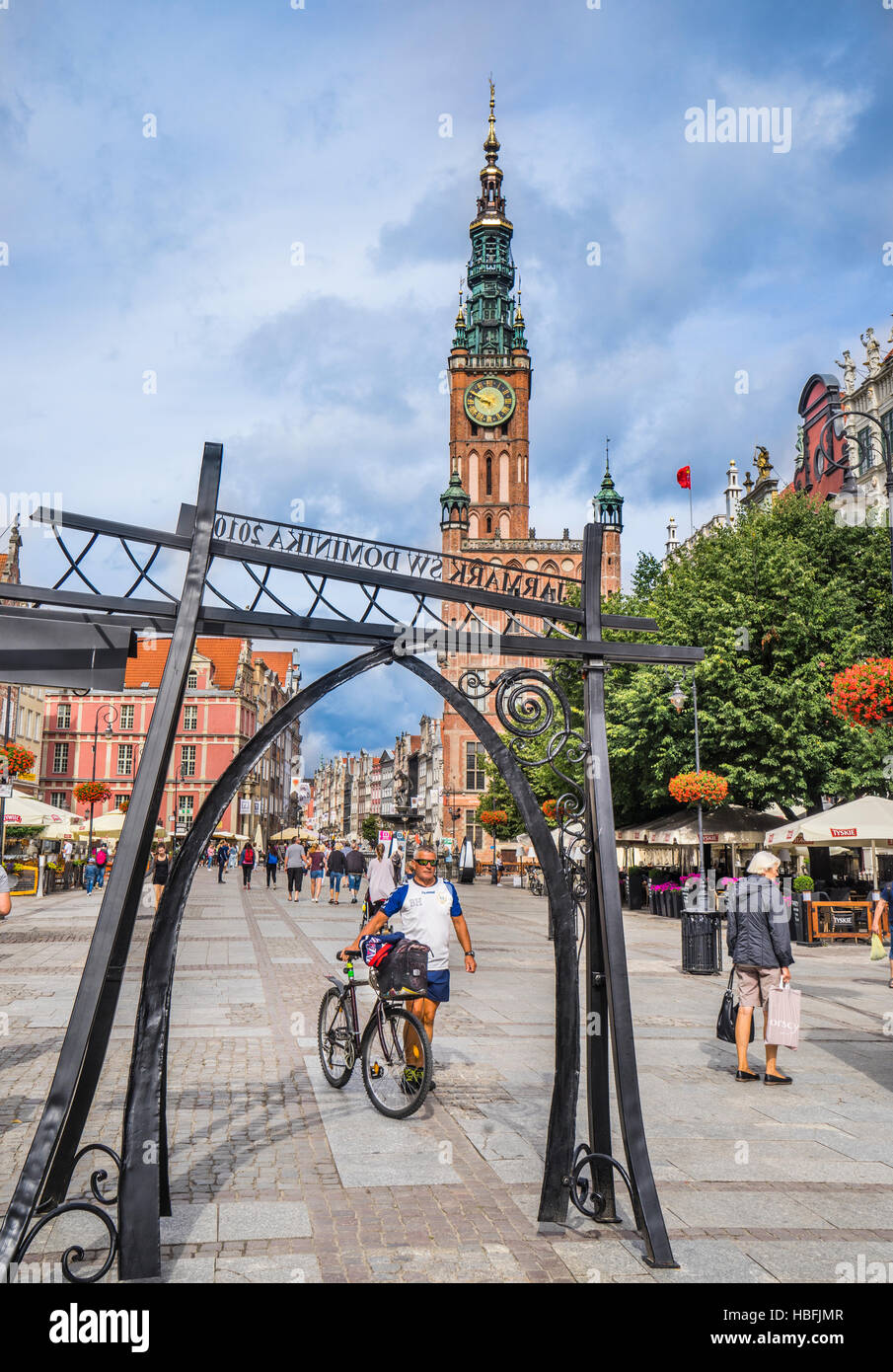 Polonia, Pomerania, Gdansk (Danzig), mucho mercado (Langer Markt/Dlugi Targ) con vista de la aguja de la prominente Town Hall Principal Foto de stock