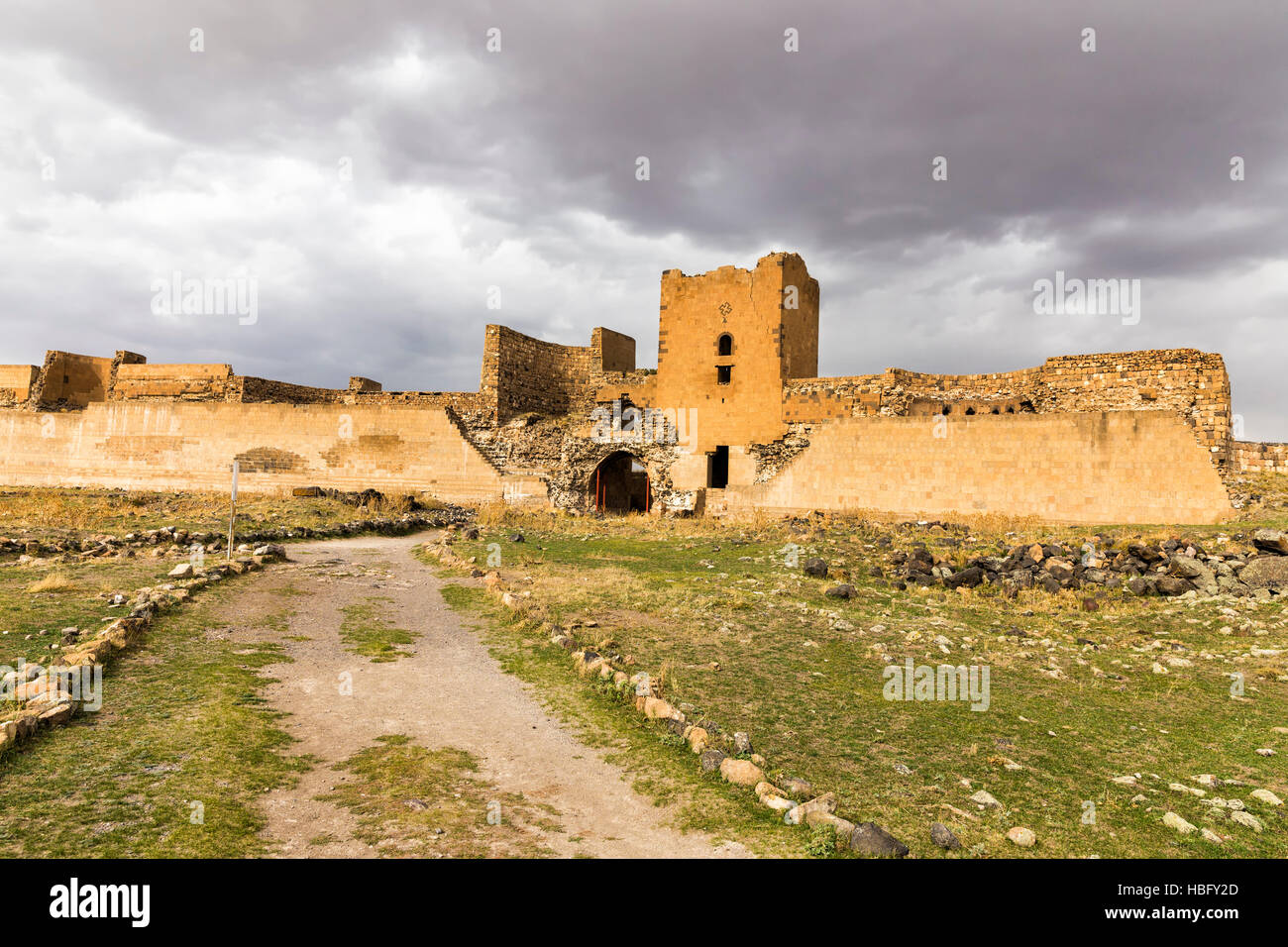 La muralla del castillo, ruinas de Ani. Ani es una ciudad medieval armenio en ruinas situada en la provincia turca de Kars Foto de stock