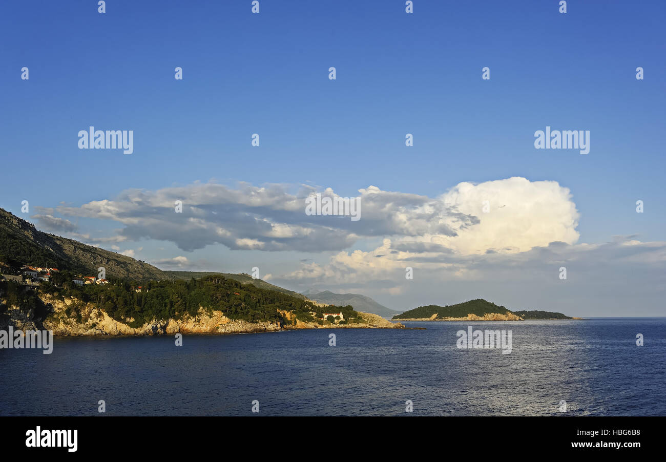 La costa de Dubrovnik con Lokrum Foto de stock