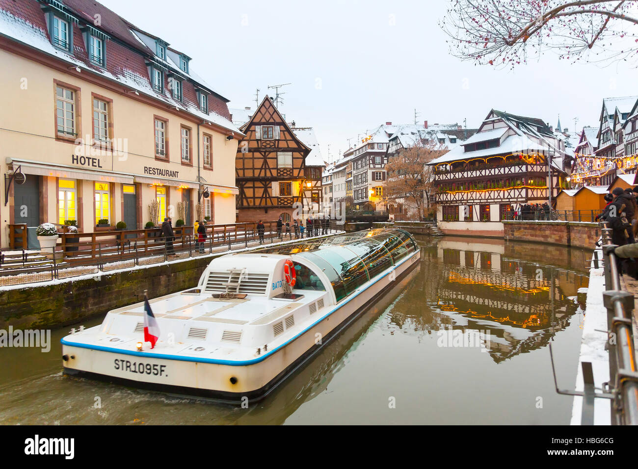 Barco de excursión con turistas, a orillas del río Ill Petite France en Navidad , Estrasburgo, Alsacia, Bas Rhin Francia Foto de stock
